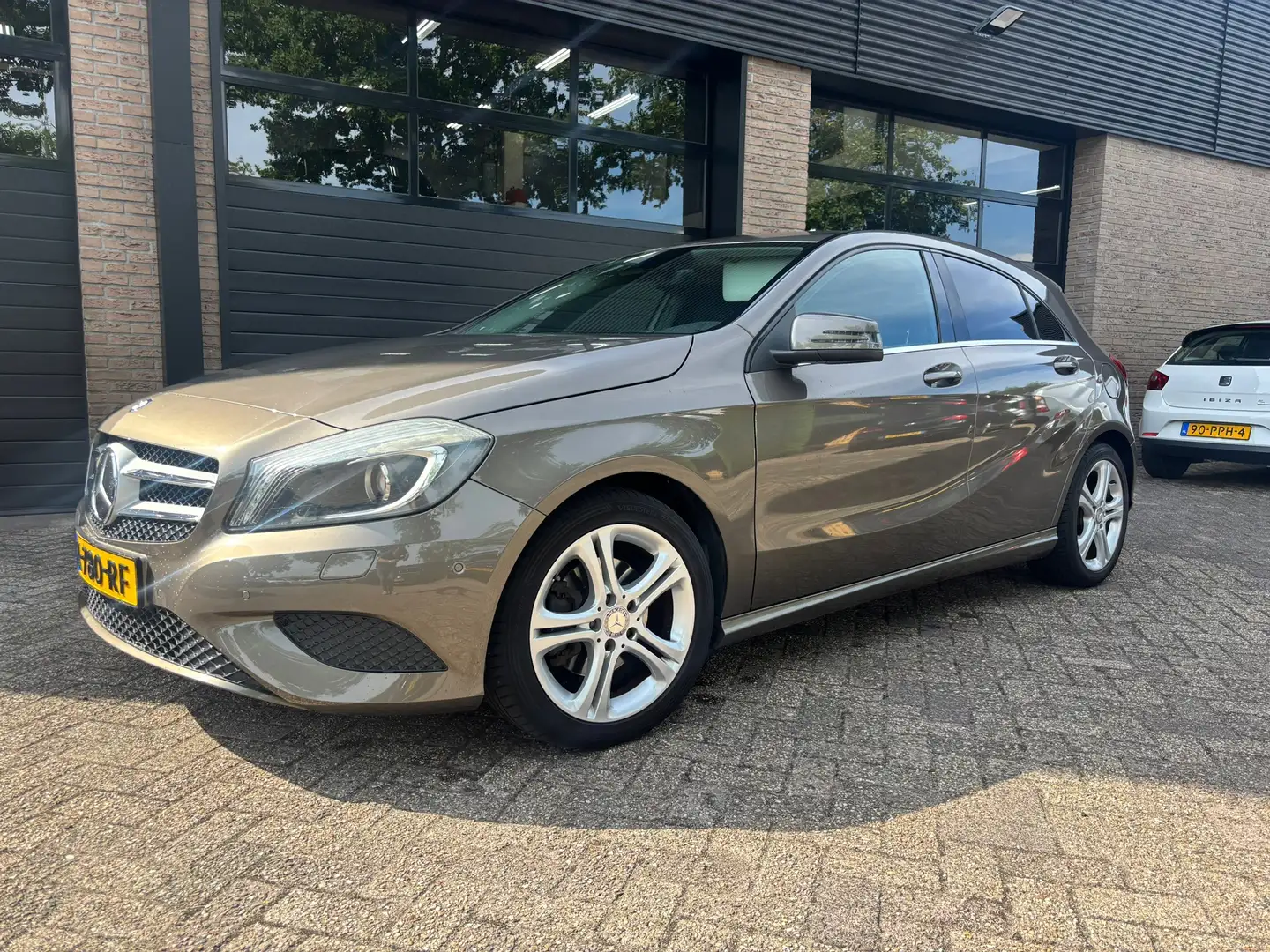 Mercedes-Benz A 180 Prestige Grijs - 1
