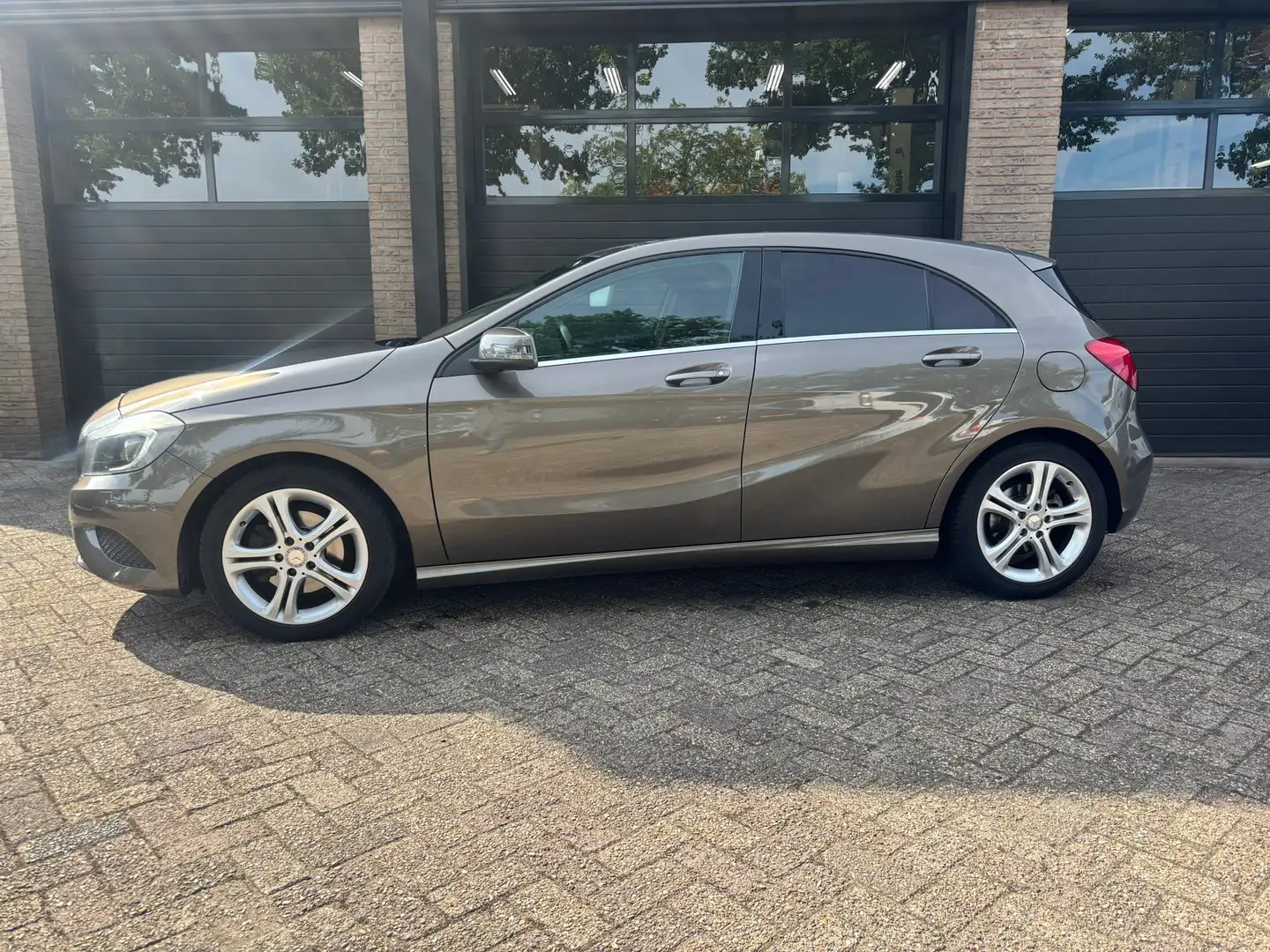 Mercedes-Benz A 180 Prestige Grijs - 2