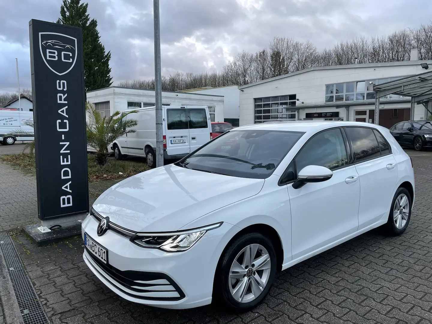 Volkswagen Golf VIII 2,0 TDi DSG Life LED Navi Weiß - 1