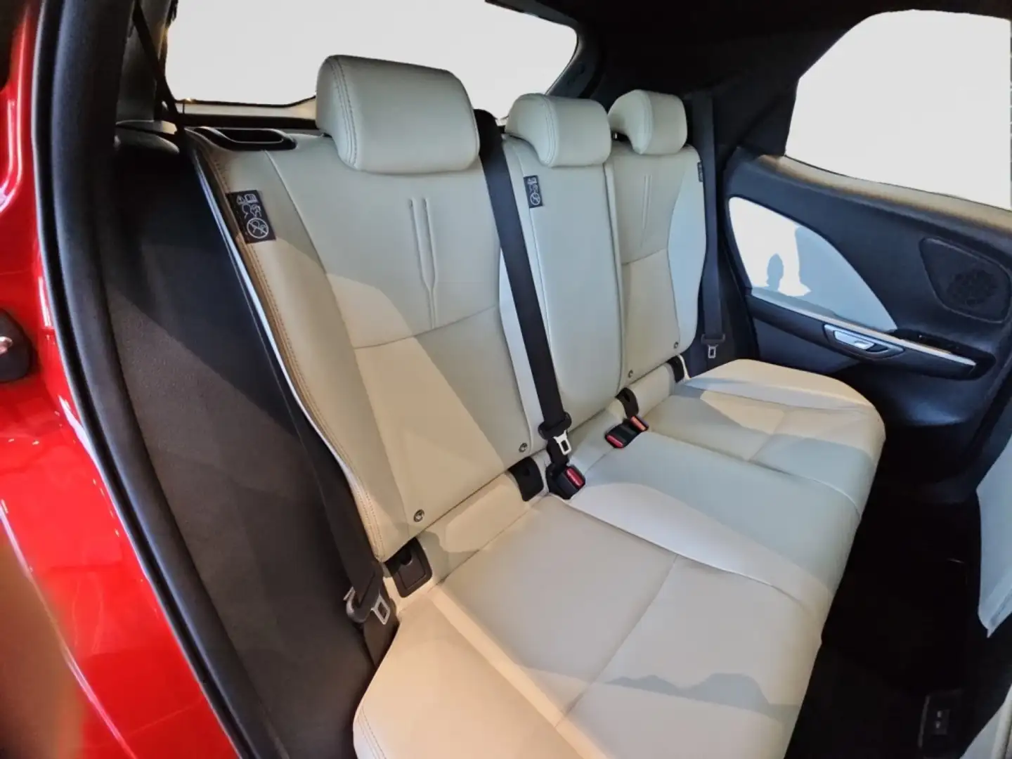 Lexus LBX Emotion Rojo - 2