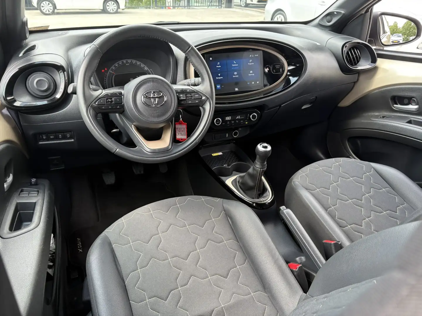 Toyota Aygo X 1.0 VVT-i MT Envy | JBL | Achteruitrijcamera | Car Bruin - 2