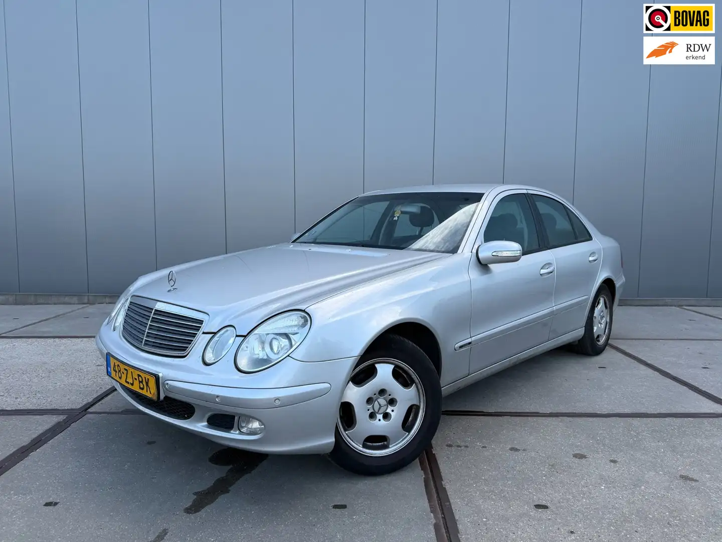 Mercedes-Benz E 240 Classic | Export | Lees tekst Grau - 1