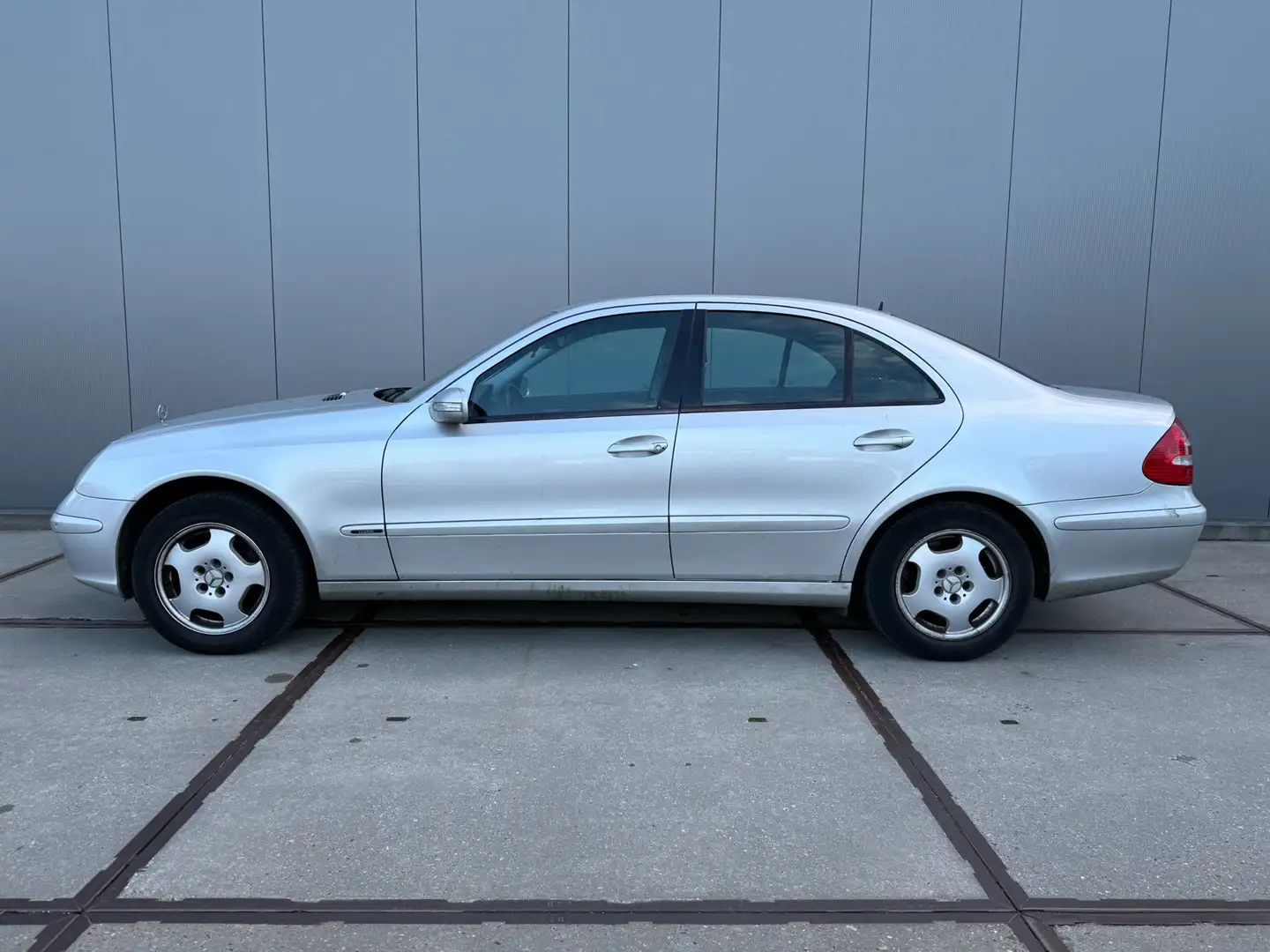 Mercedes-Benz E 240 Classic | Export | Lees tekst Grau - 2
