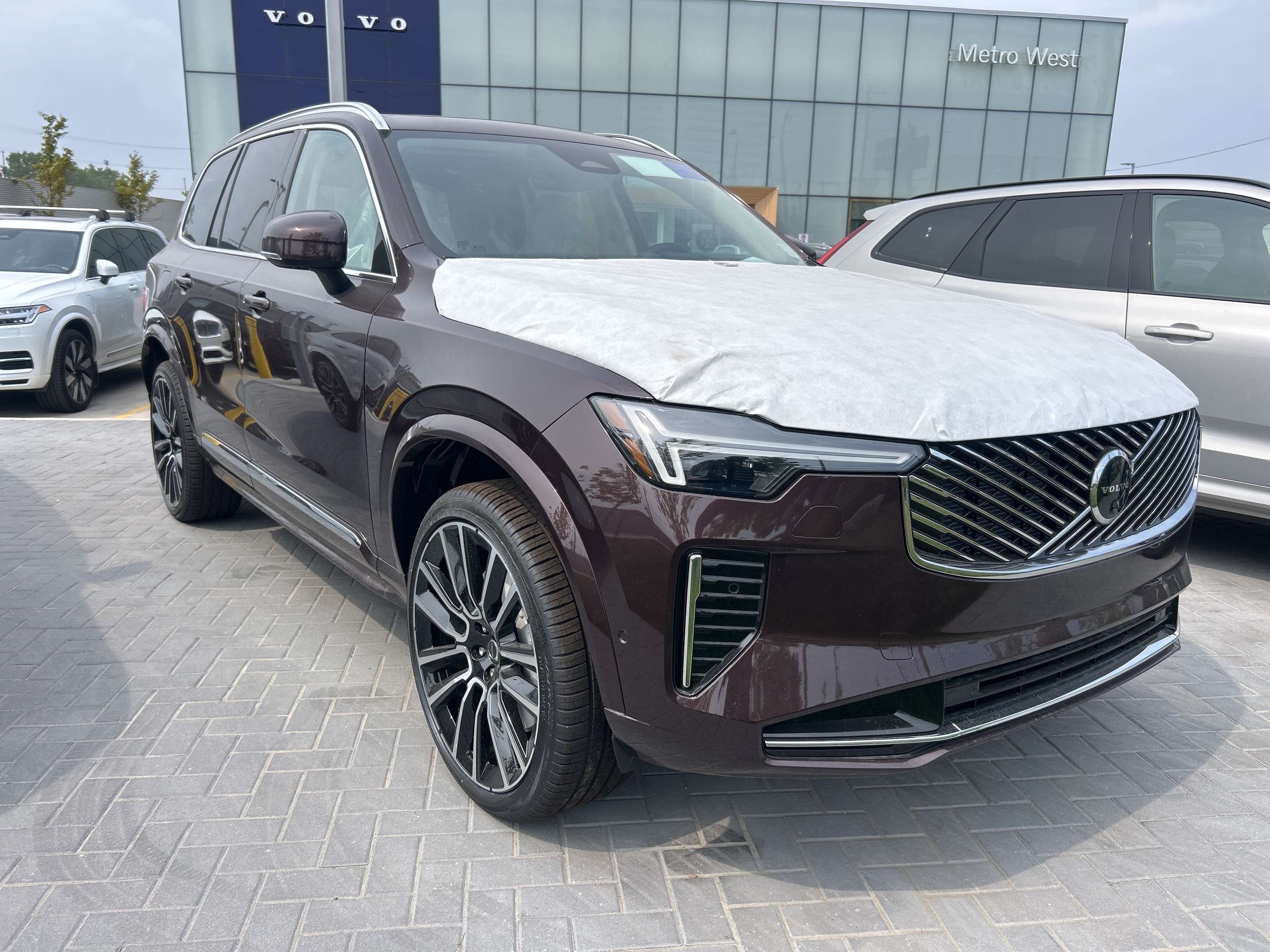 2026 Volvo XC90 B6 AWD Ultra Bright Theme 7-Seater alt 3
