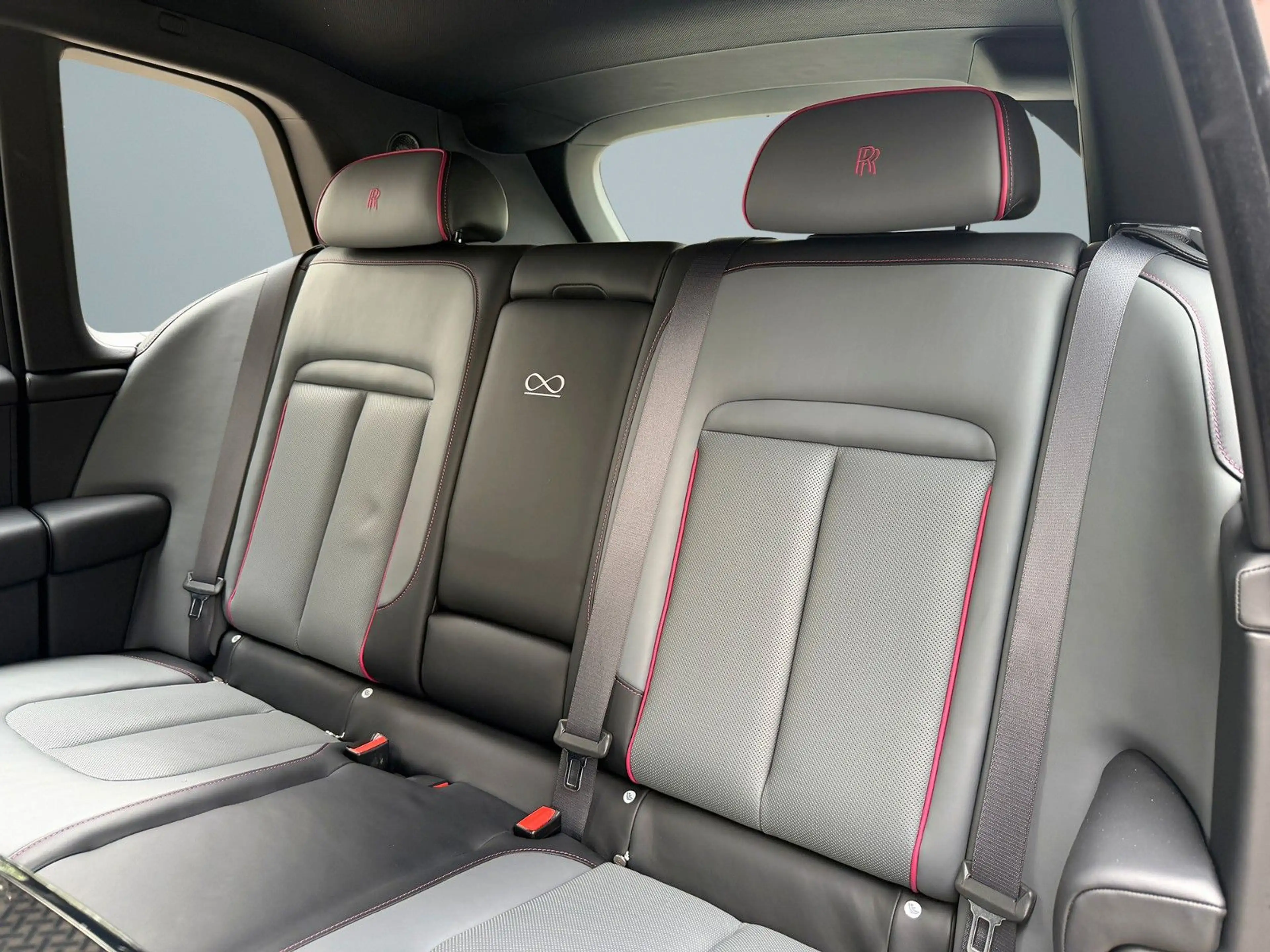 Rolls-Royce Cullinan Black Badge Series II 23" Lounge Seats — photo 8