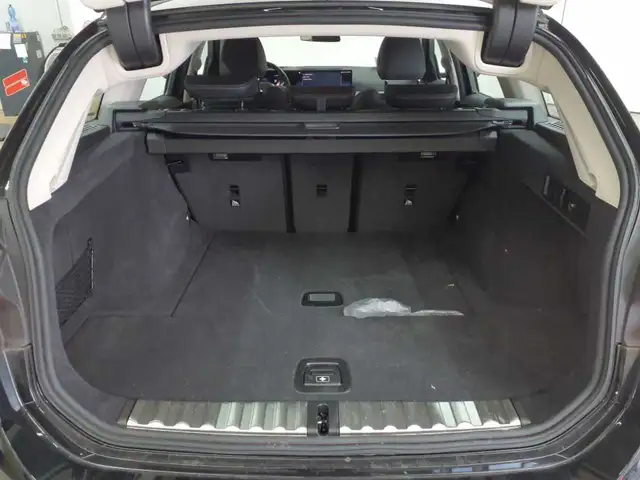 BMW 3 Series view 10