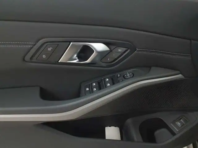 BMW 3 Series view 4