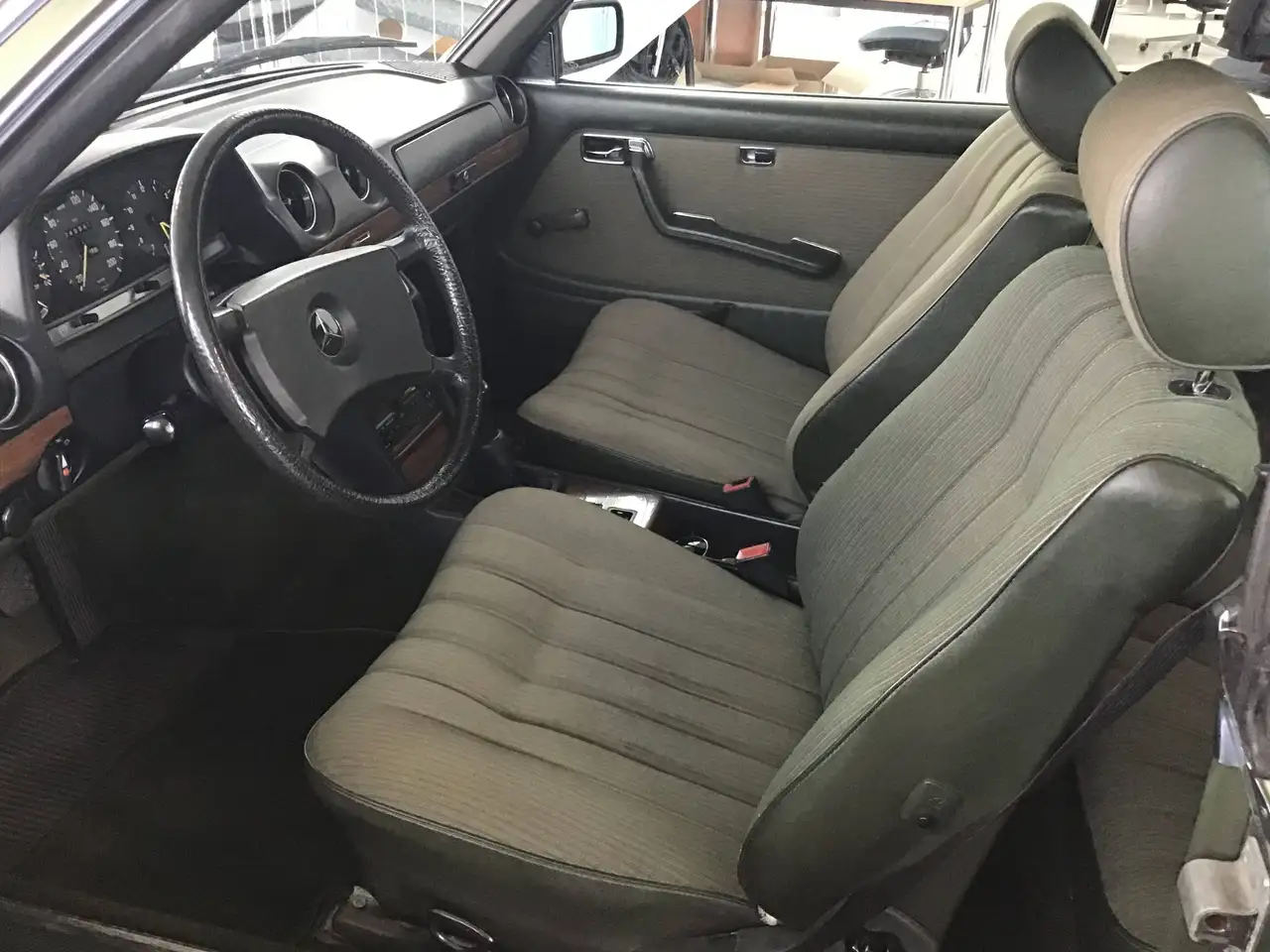 Mercedes-Benz 230 CE Coupe / C123 / Oldtimer / H-Kennzeichen / Wertgutachten 15T€ / Schiebedach elektrisch, foto 11