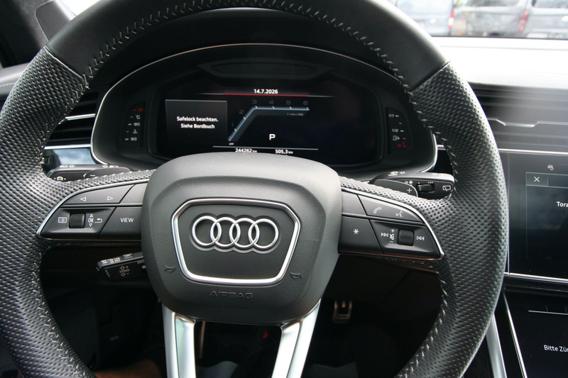 Audi SQ7 4.0 TDI quattro — photo 11