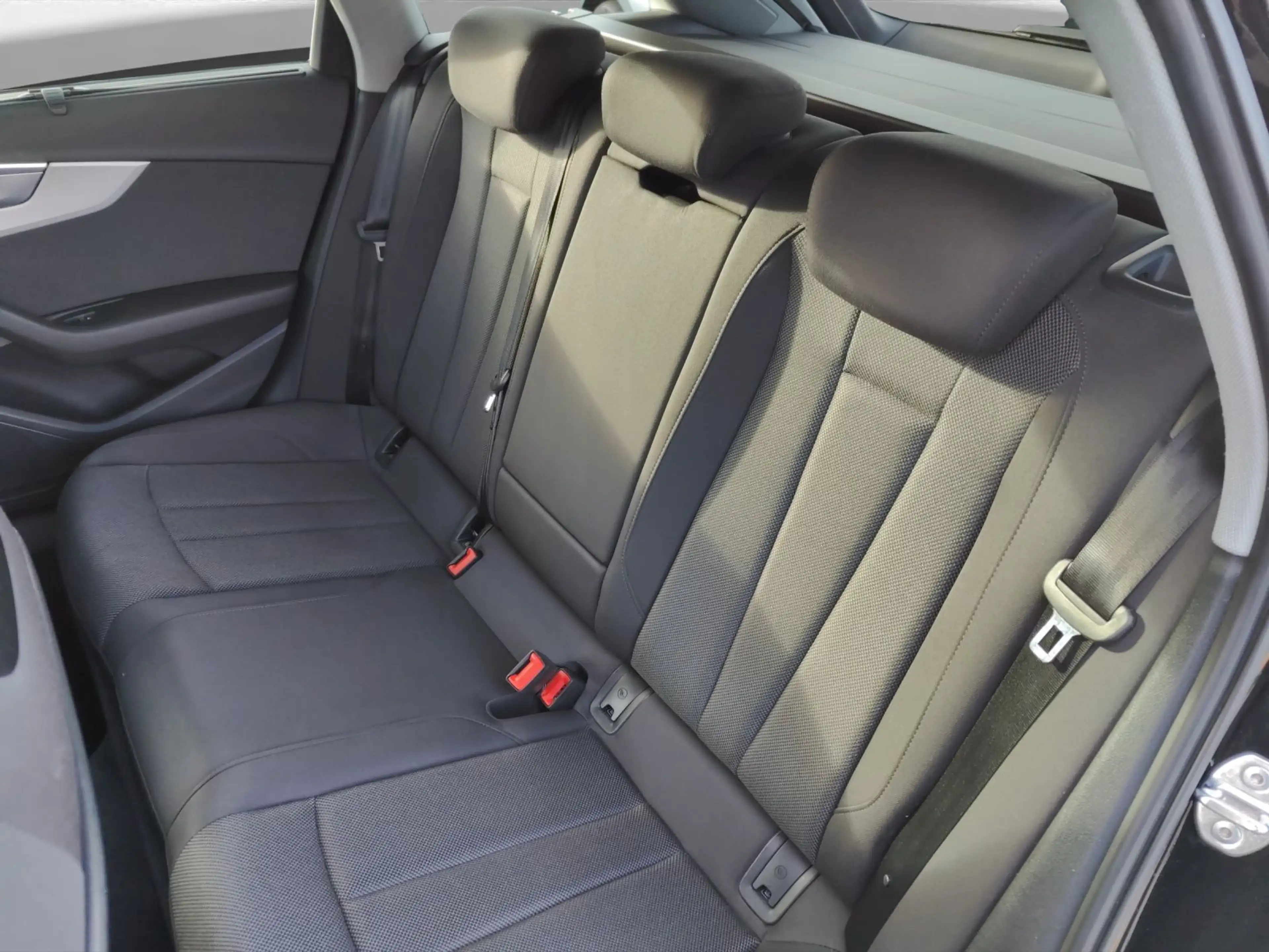 Audi A4 35 2.0 TFSI advanced S-tronic Navi LED — photo 7