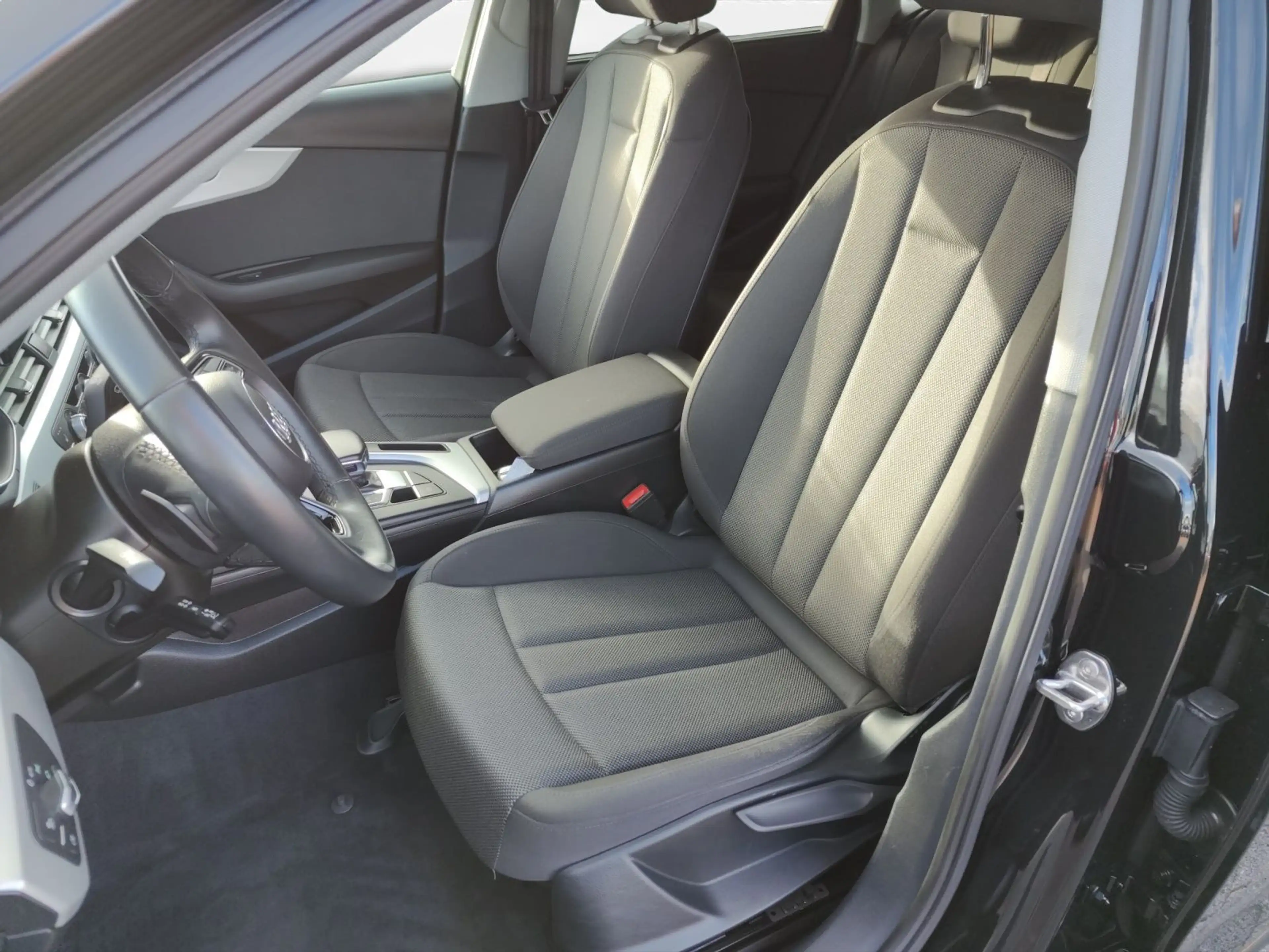 Audi A4 35 2.0 TFSI advanced S-tronic Navi LED — photo 2