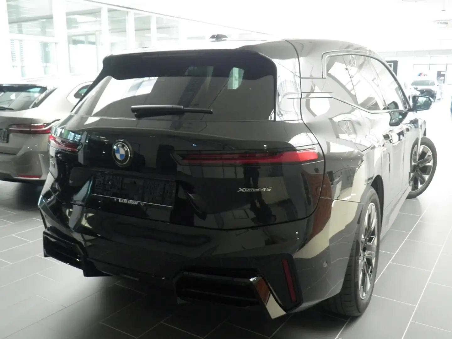 BMW iX xDrive 45 Sportpaket AHK-klappbar AHK Navi Digital Černá - 2