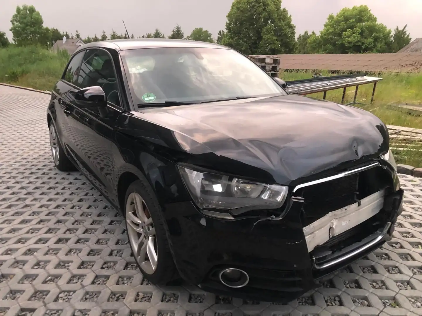 Audi A1 attraction Unfall 2 Airbags auf Nero - 1