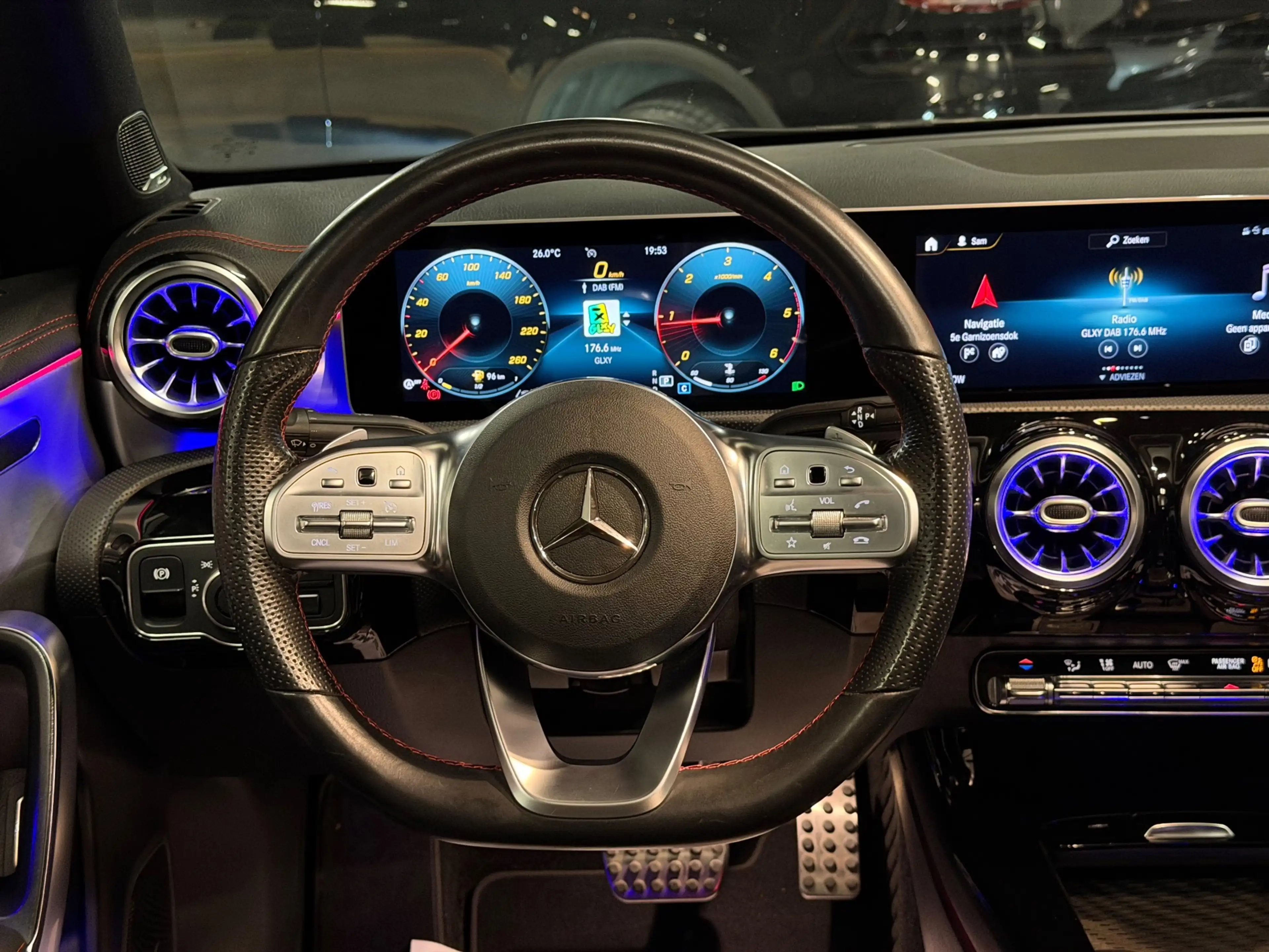Mercedes-Benz CLA 180 AMG|PANO|SFEER|MEMORY|FULL OPTIONS — photo 14