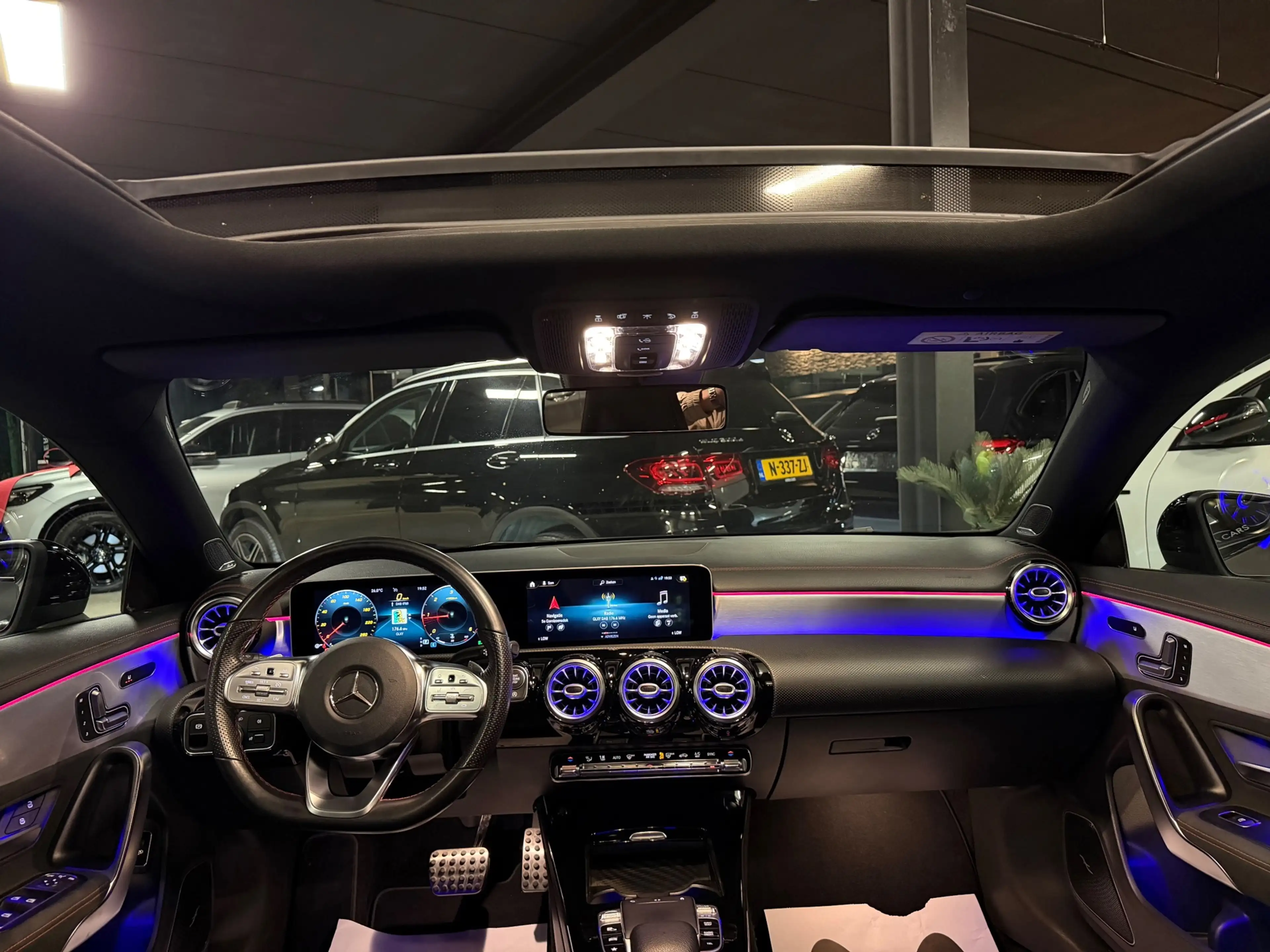 Mercedes-Benz CLA 180 AMG|PANO|SFEER|MEMORY|FULL OPTIONS — photo 3