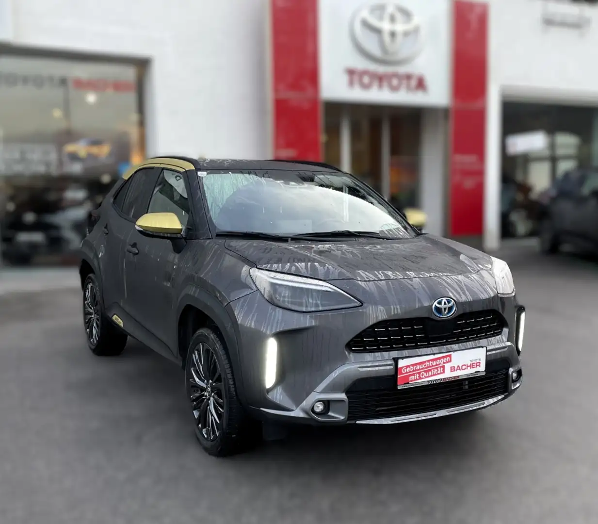 Toyota Yaris Cross 1,5 VVT-i Hybrid 4WD Adventure Panoramagladach Grijs - 2