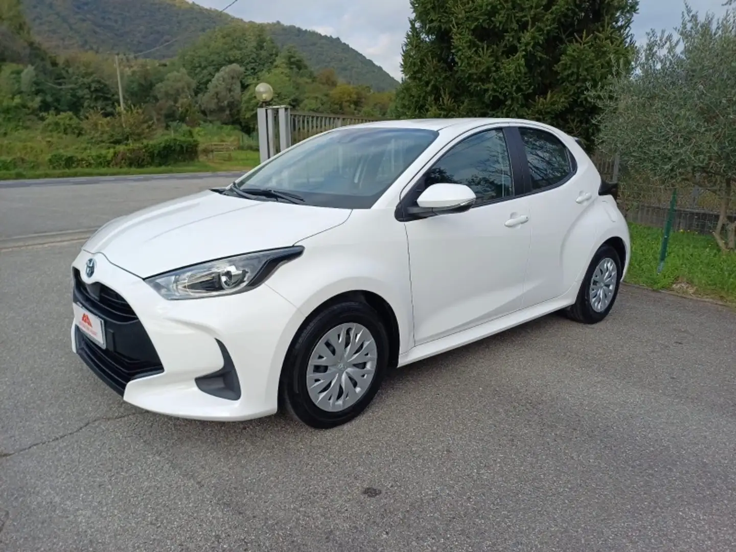 Toyota Yaris 1.5h Style Bianco - 1