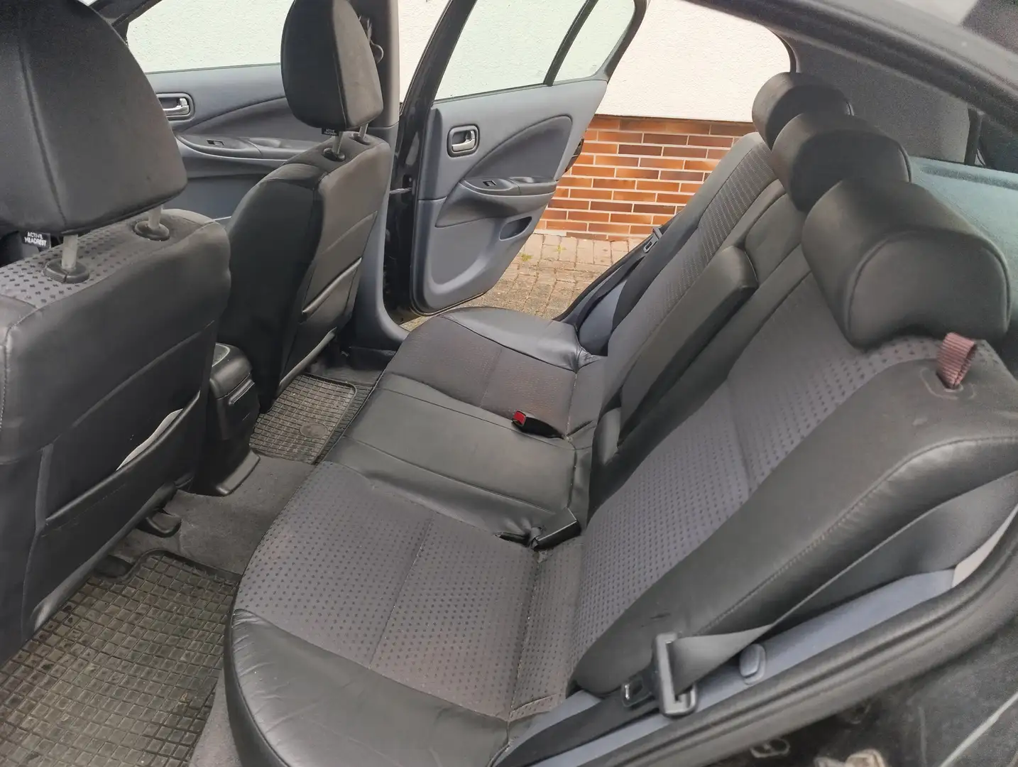 Nissan Almera 1.6l Schwarz - 1