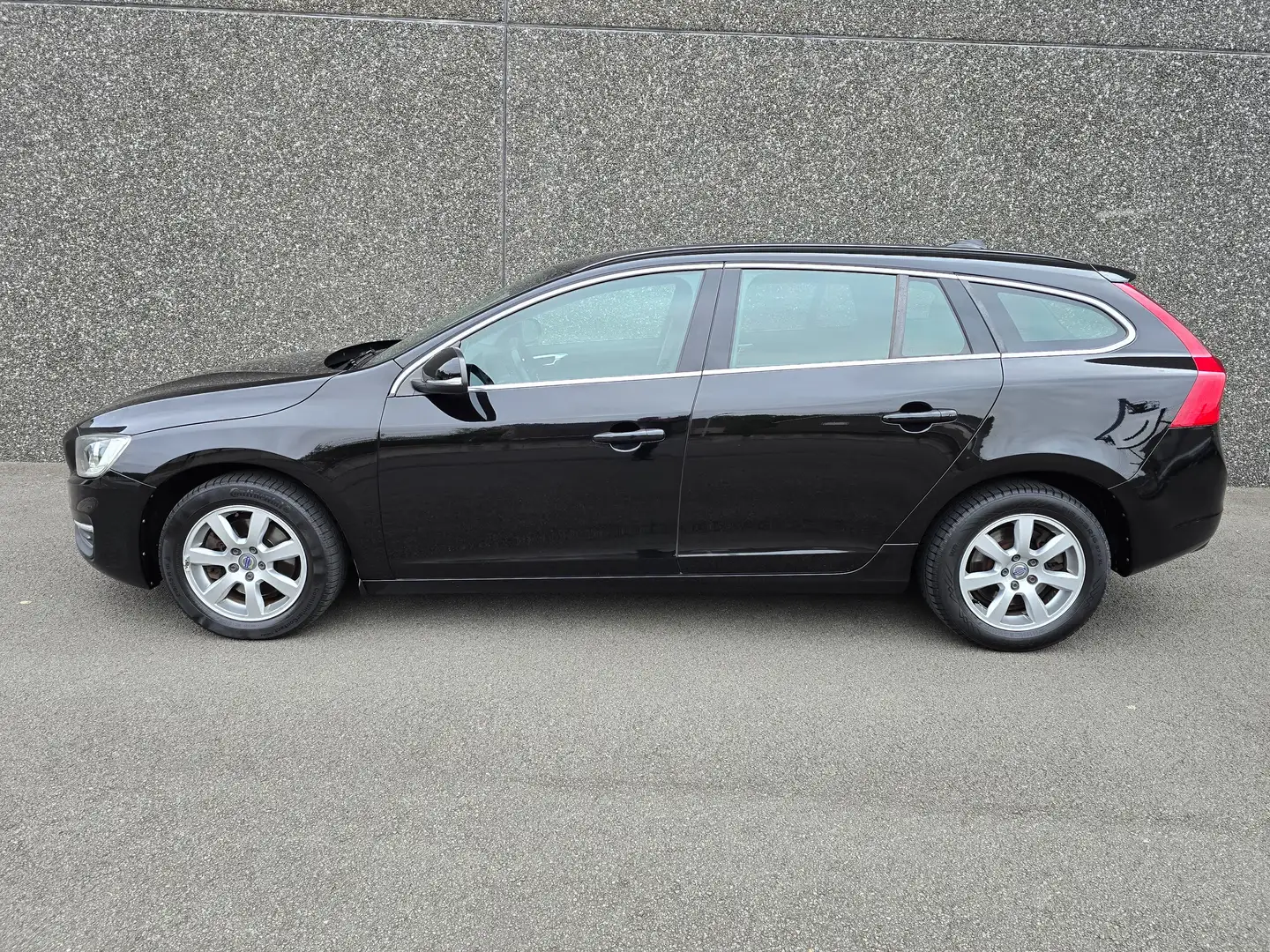 Volvo V60 2.0 D2 Momentum  AIRCO/GPS/PDC/TREKHAAK/FULL OHB.. Zwart - 2