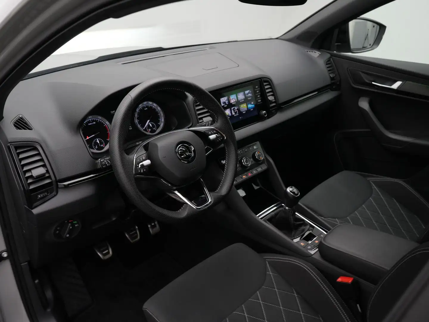 Skoda Karoq 1.5 TSI 150 pk ACT Sportline Business | Panoramada Grijs - 2