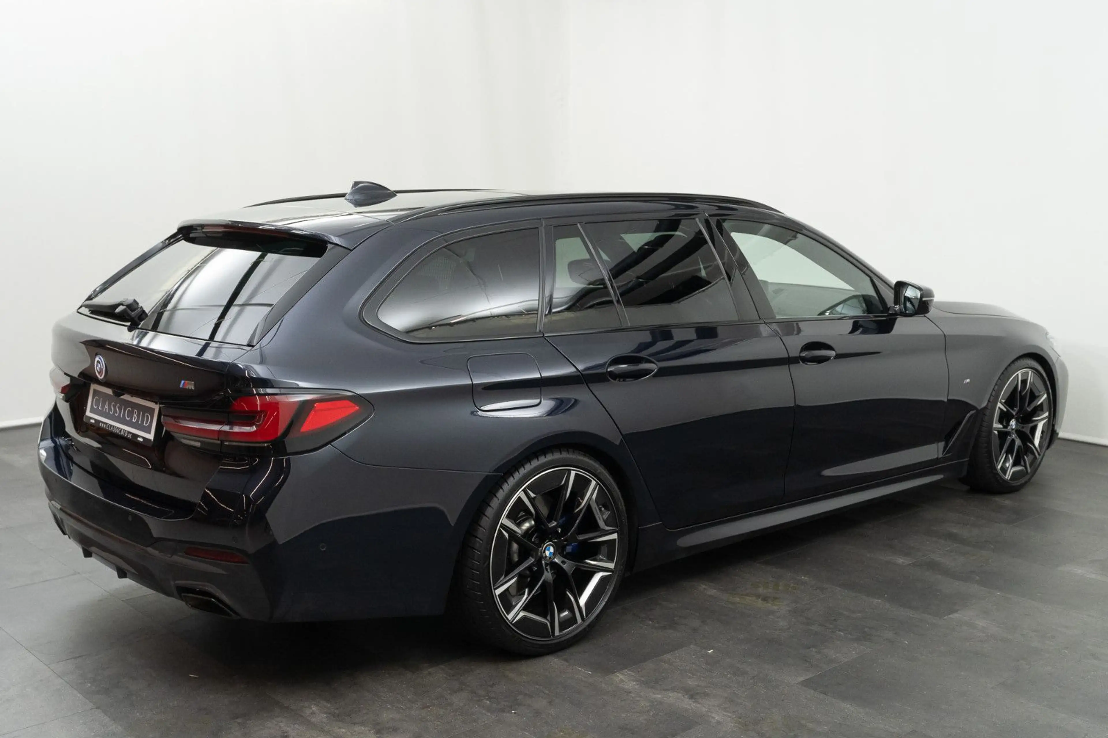 BMW 530 e Touring M Sport — photo 6