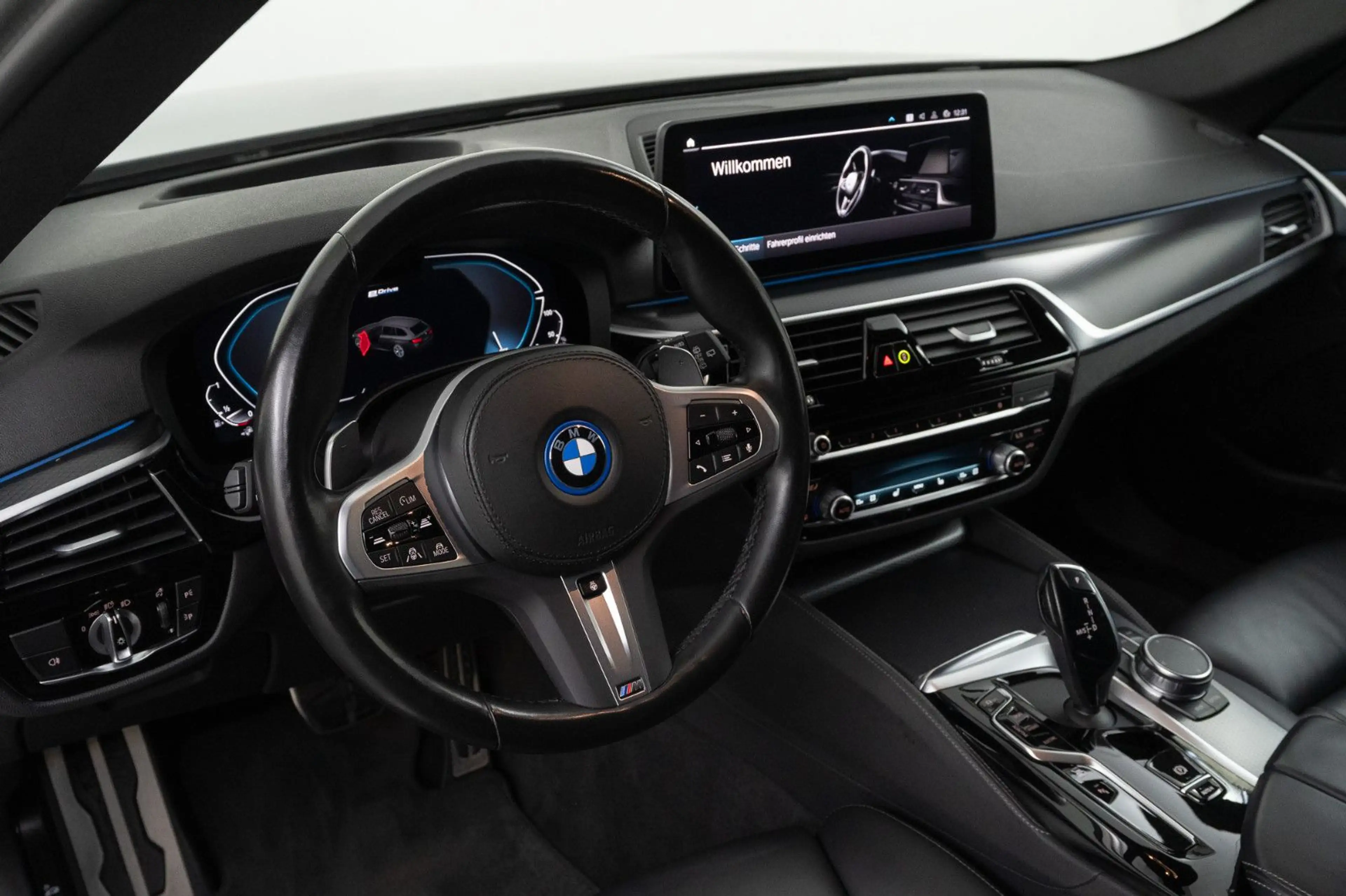 BMW 530 e Touring M Sport — photo 10