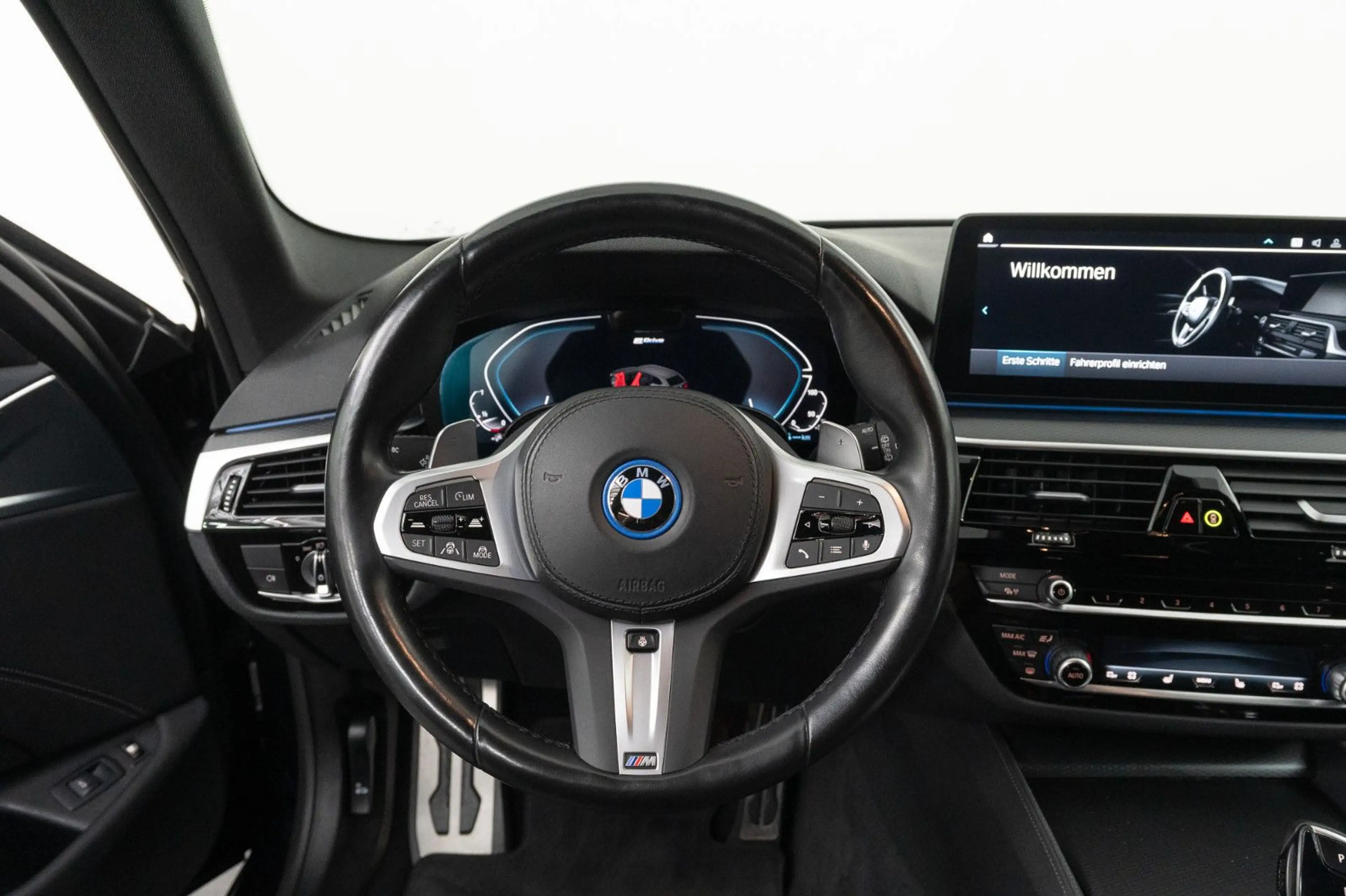 BMW 530 e Touring M Sport — photo 14