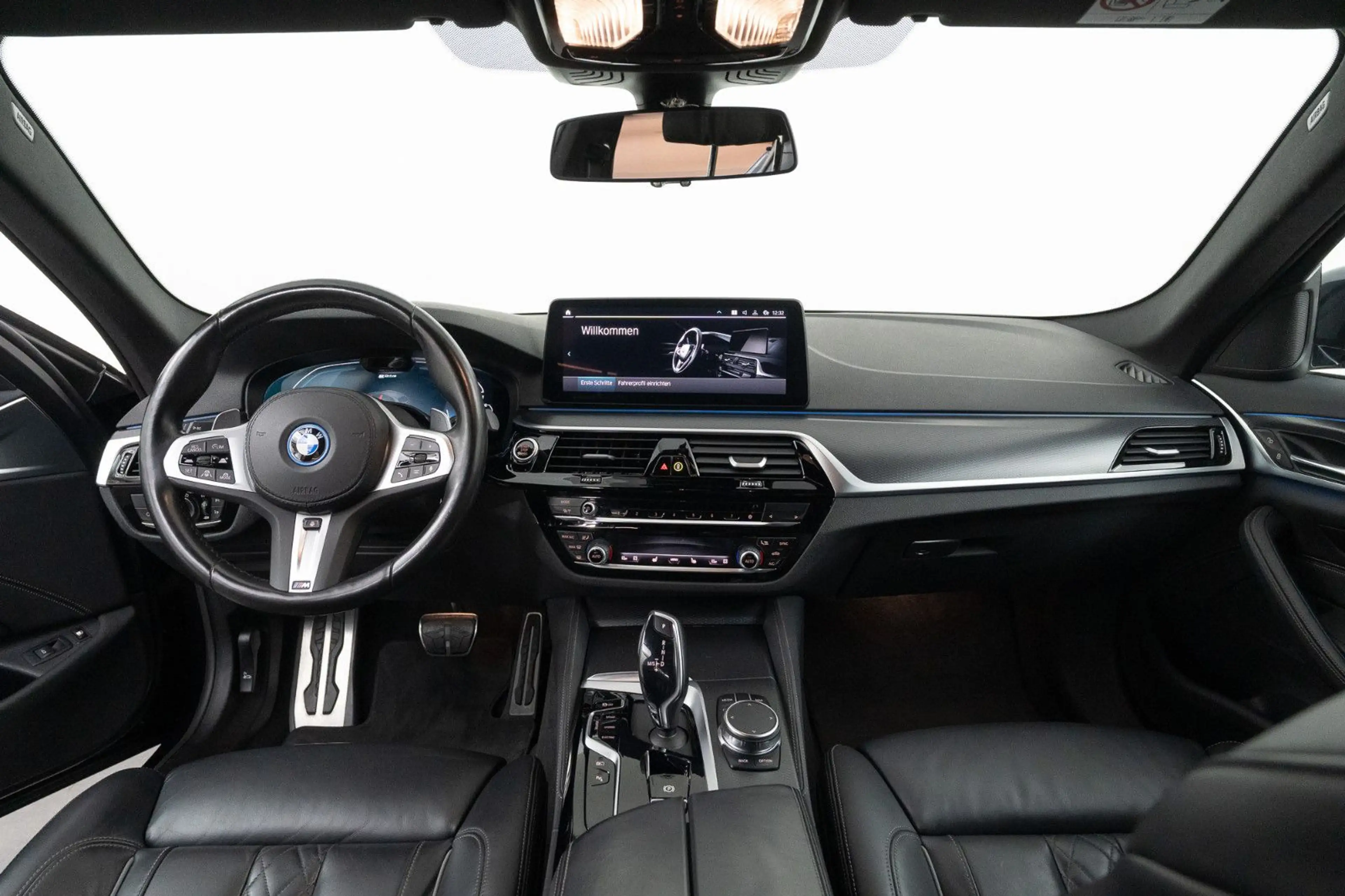 BMW 530 e Touring M Sport — photo 13
