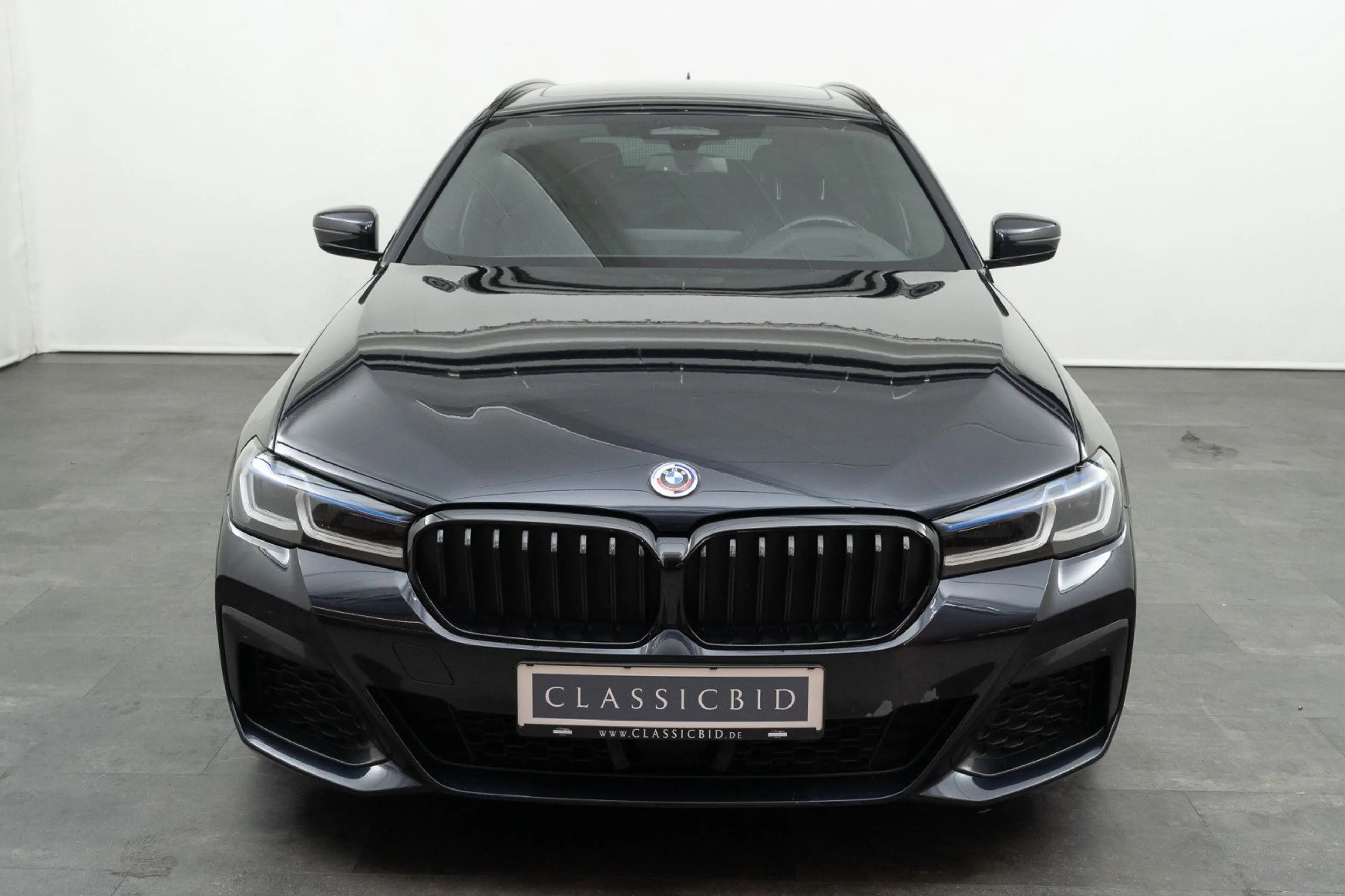 BMW 530 e Touring M Sport — photo 3