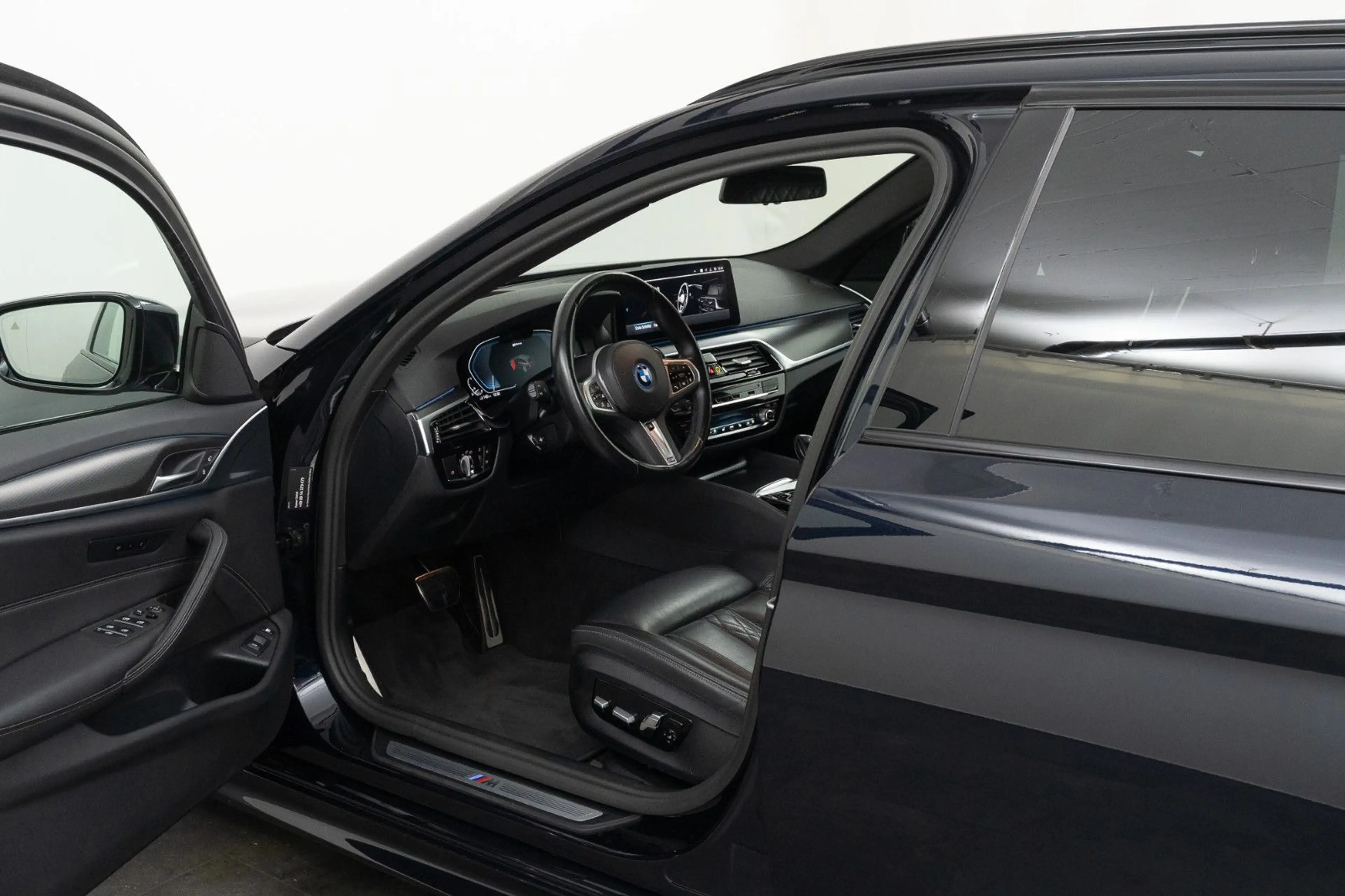 BMW 530 e Touring M Sport — photo 9