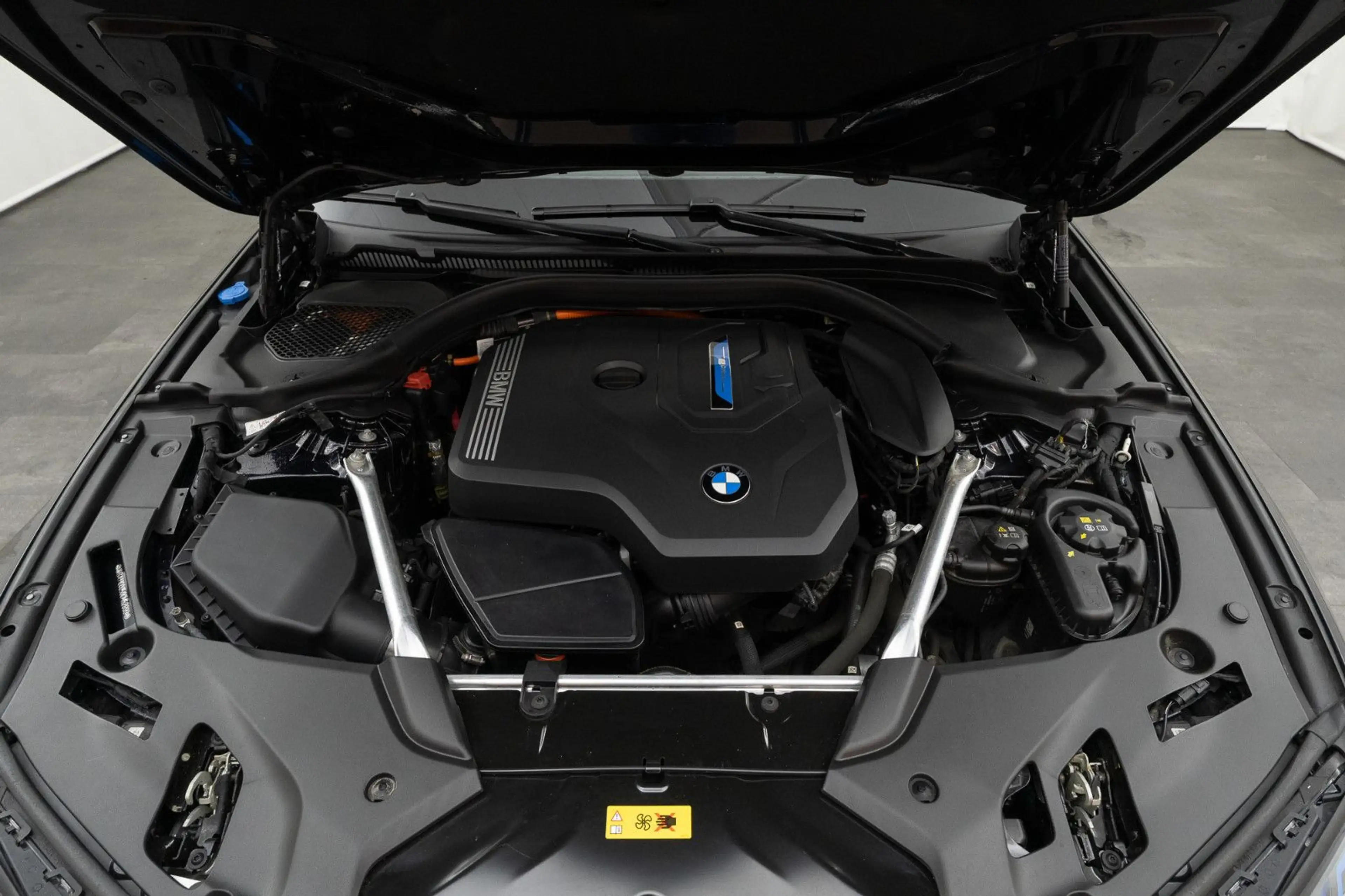BMW 530 e Touring M Sport — photo 7