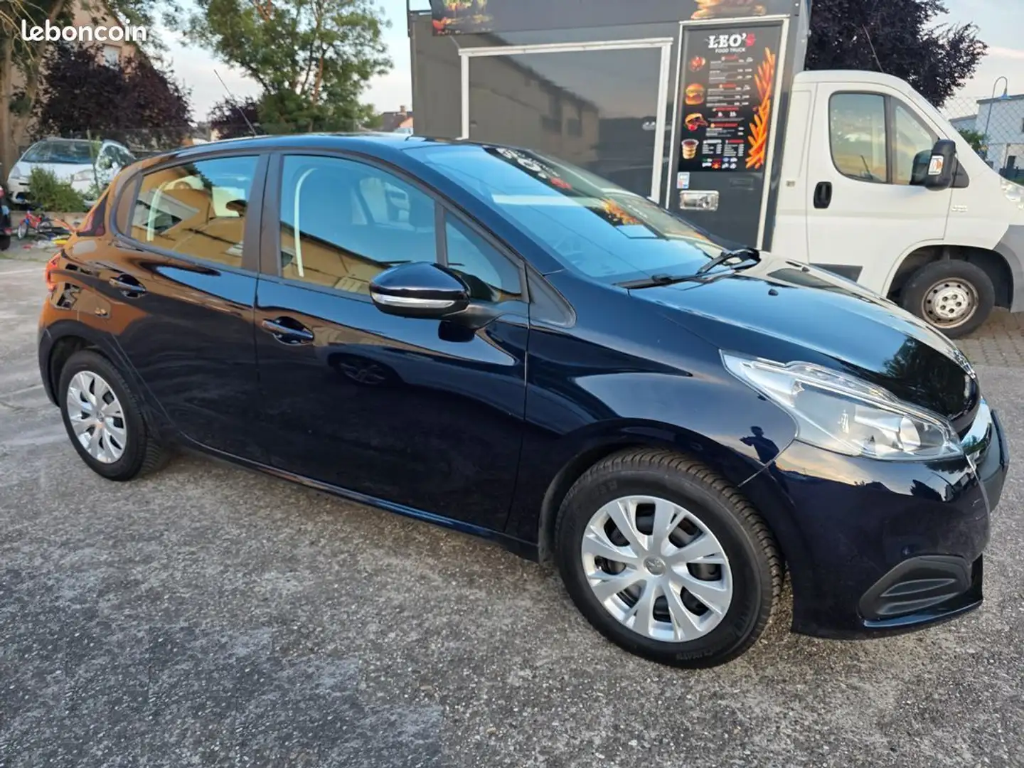 Peugeot 208 1.2l 82ch Active À partir de 111.11 -mois Bleu - 1