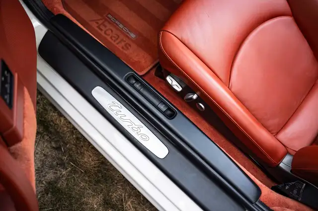 Porsche 911 view 6