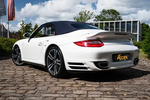 Porsche 911 view 4