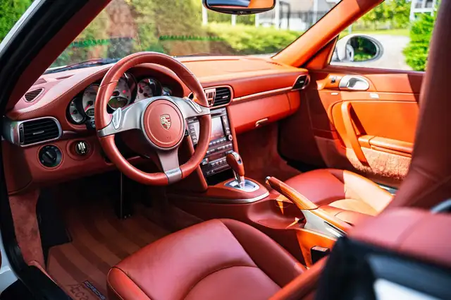 Porsche 911 view 7