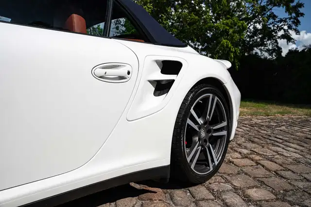 Porsche 911 view 22