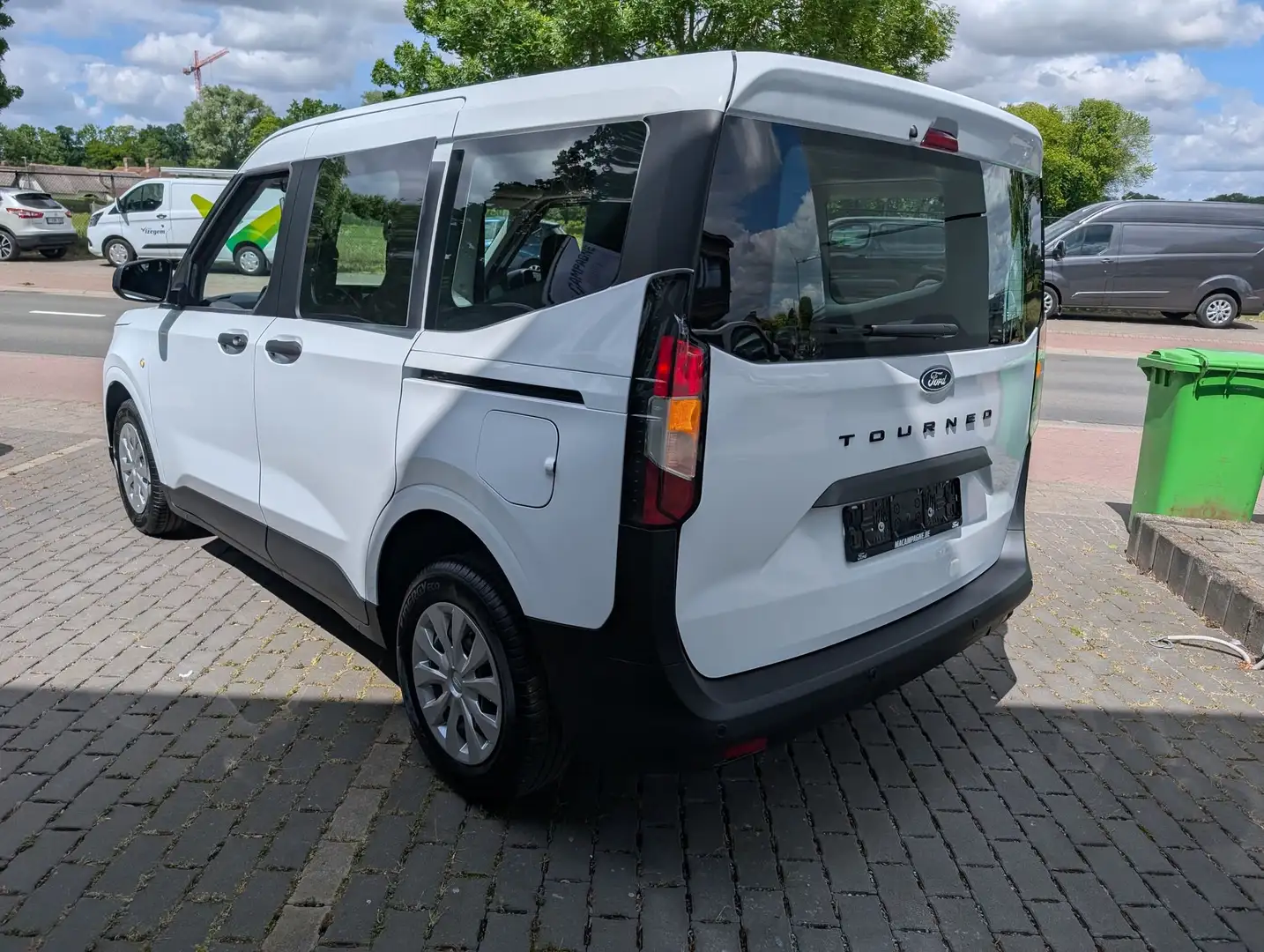 Ford Tourneo Courier Trend 1.0i Ecoboost 125pk A7 automaat Wit - 2
