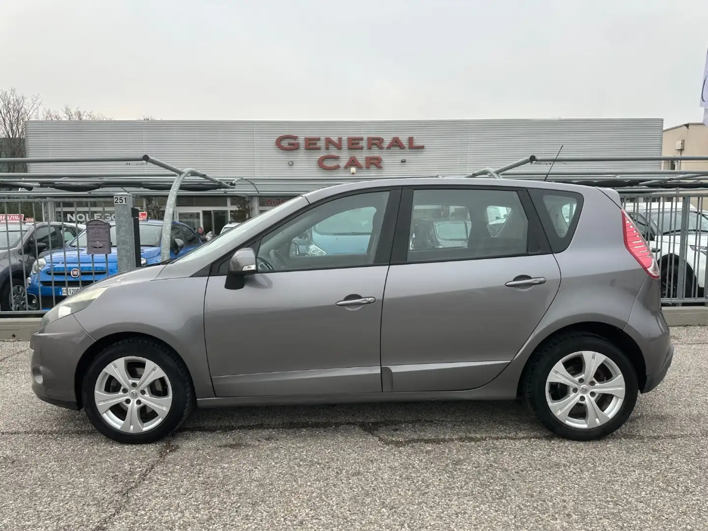 Renault Scenic X-Mod 1.5 dCi 110CV Luxe Grau - 1