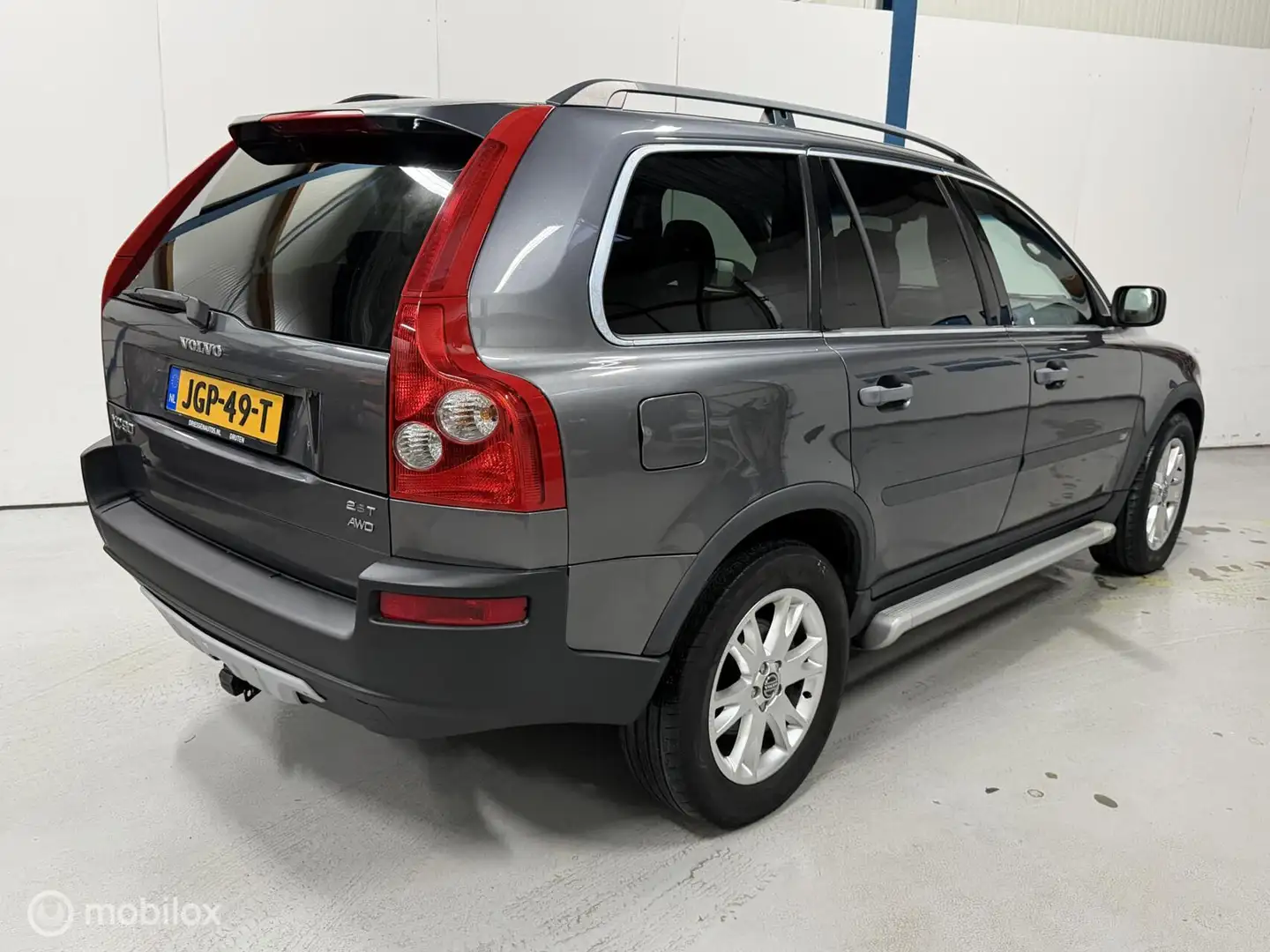 Volvo XC90 2.5 T Momentum 7-PERSOONS / AUTOMAAT Grau - 2