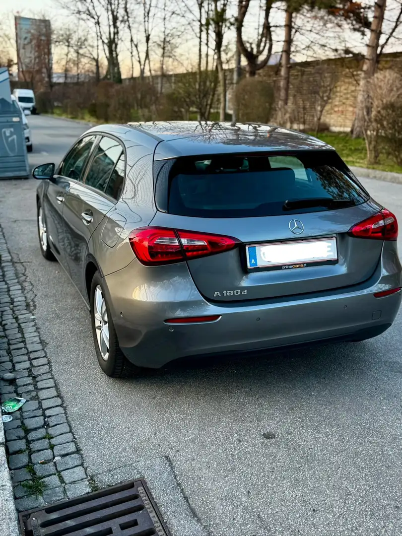 Mercedes-Benz A 180 A 180 d Aut. Grau - 2