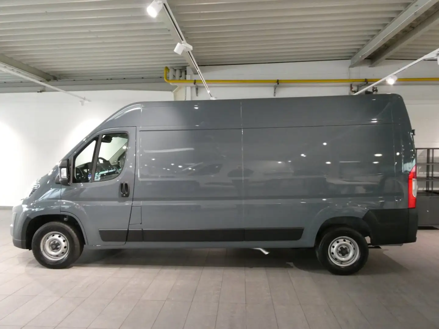 Peugeot Boxer  2.2 BlueHDi 3,5t L3H2*Premium*AHK*Techno*27 Grijs - 2