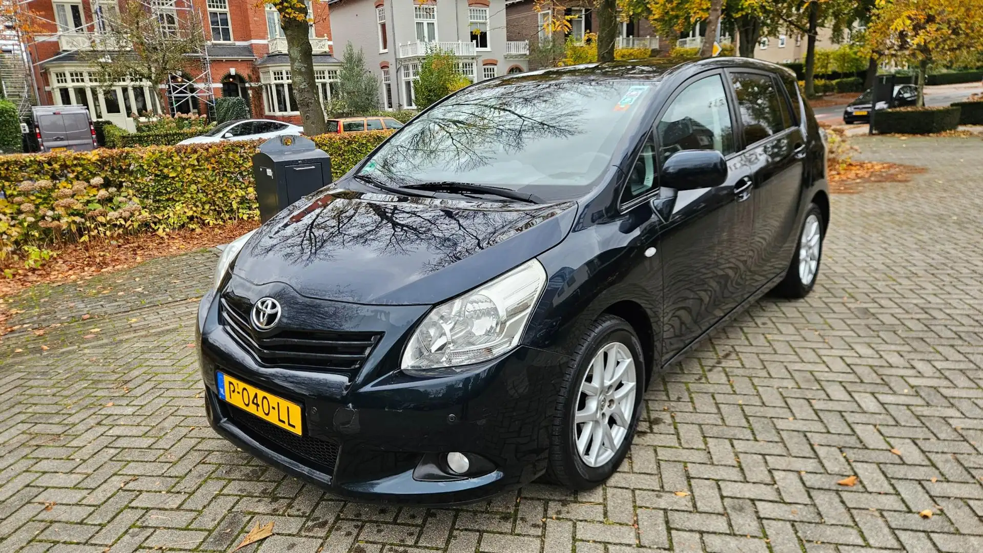 Toyota Verso 1.6 VVT-i Aspiration Grau - 1