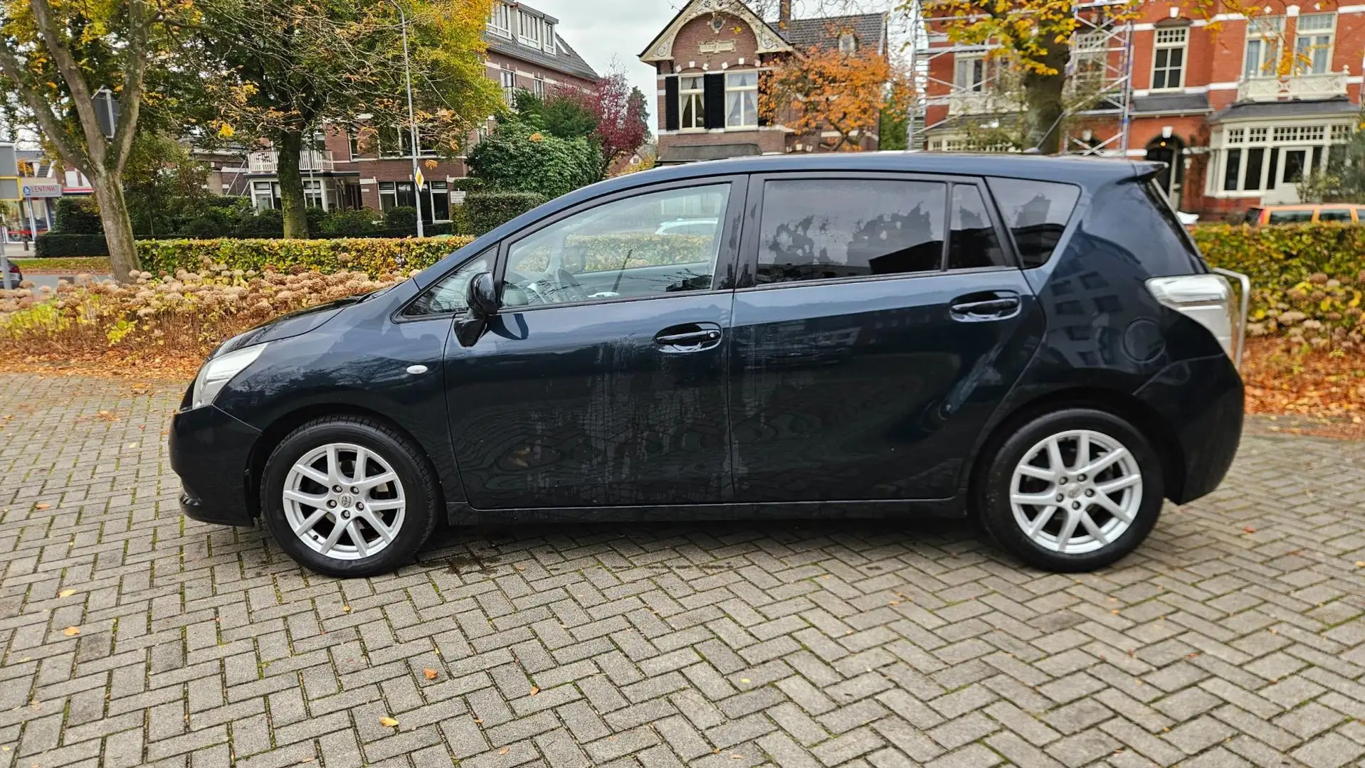 Toyota Verso 1.6 VVT-i Aspiration Grau - 2