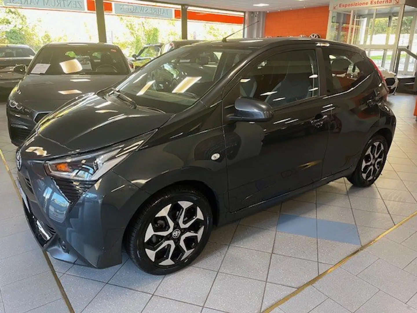 Toyota Aygo Connect 1.0 VVT-i 72 CV 5 porte Gris - 2