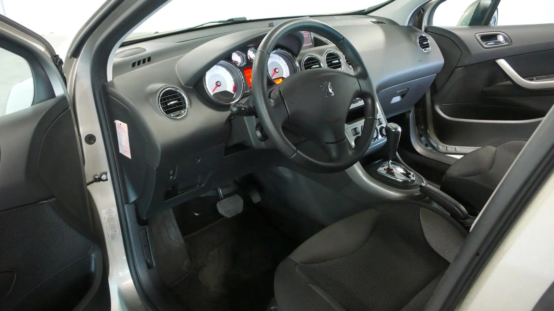 Peugeot 308 1.6 VTi XS | Automaat Grijs - 2