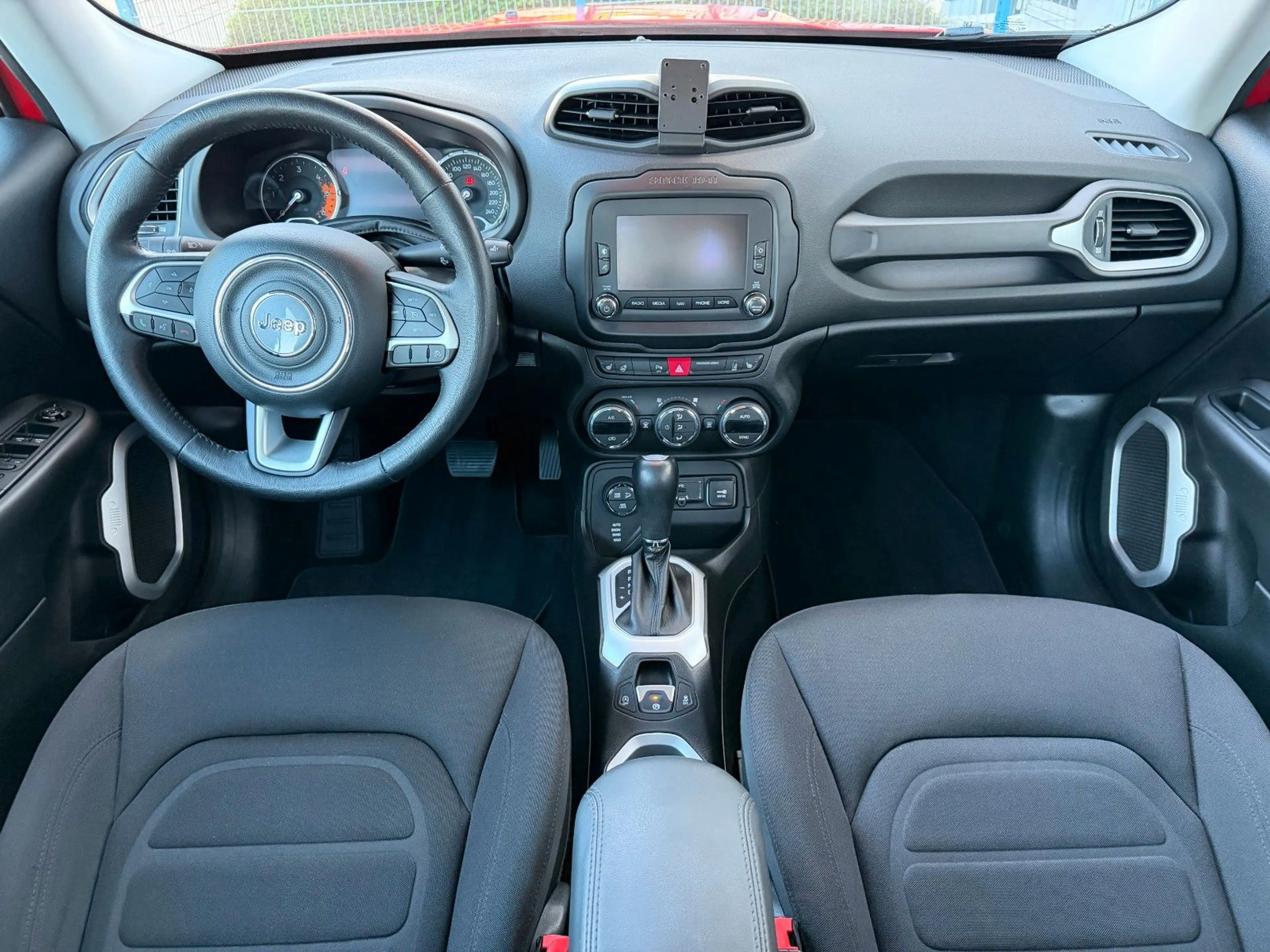 Jeep Renegade Limited 4WD — photo 14