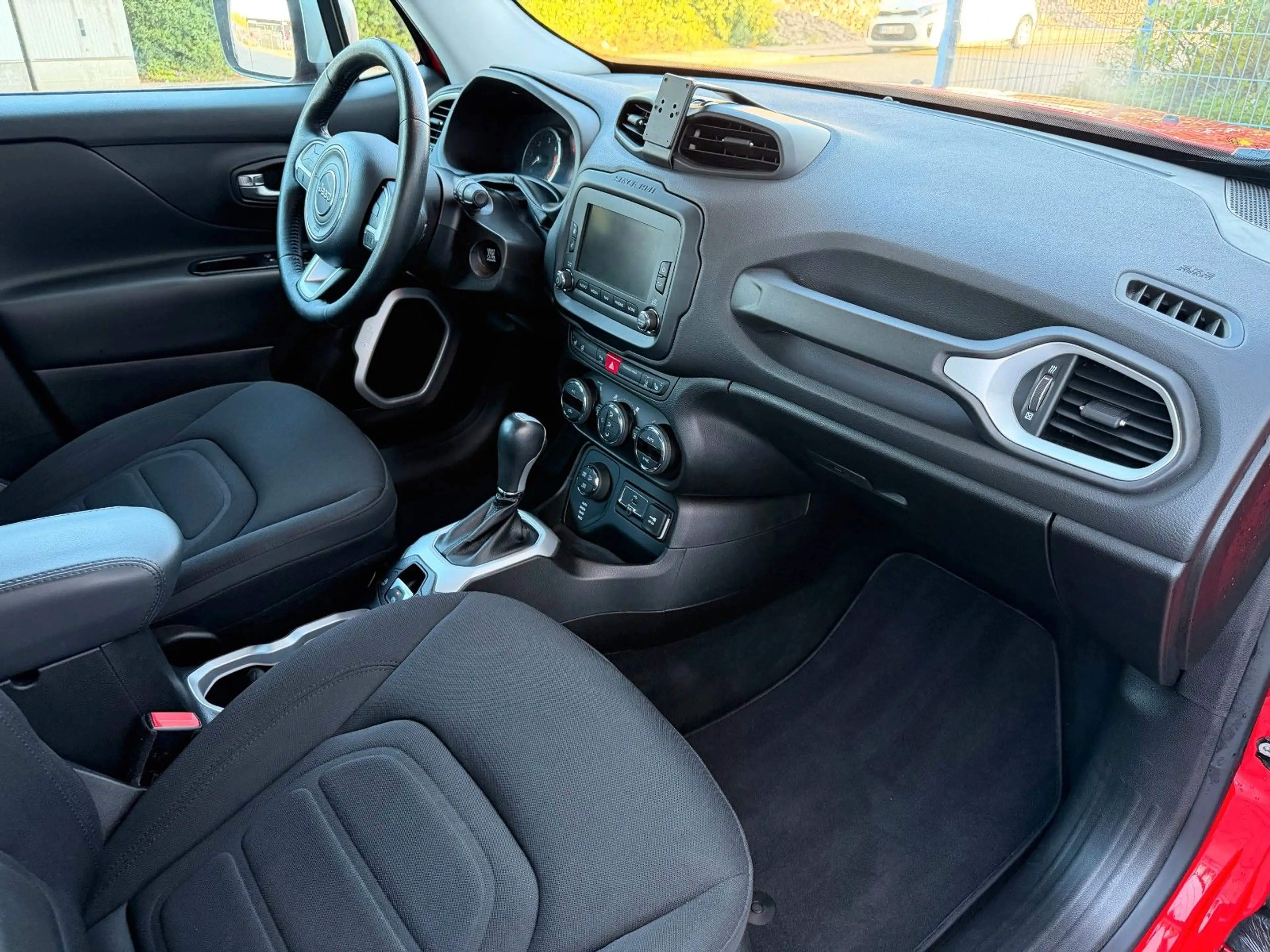 Jeep Renegade Limited 4WD — photo 15