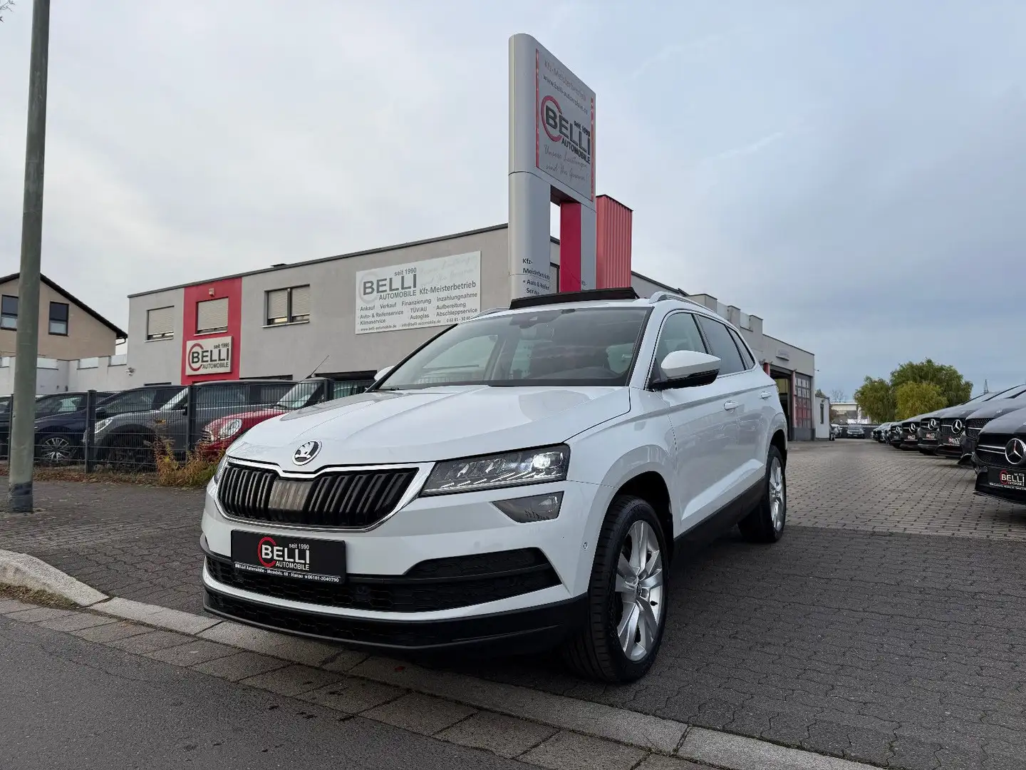 Skoda Karoq 1.5 TSI DSG Style Pano 1.Hand FINANZIERUNG White - 1