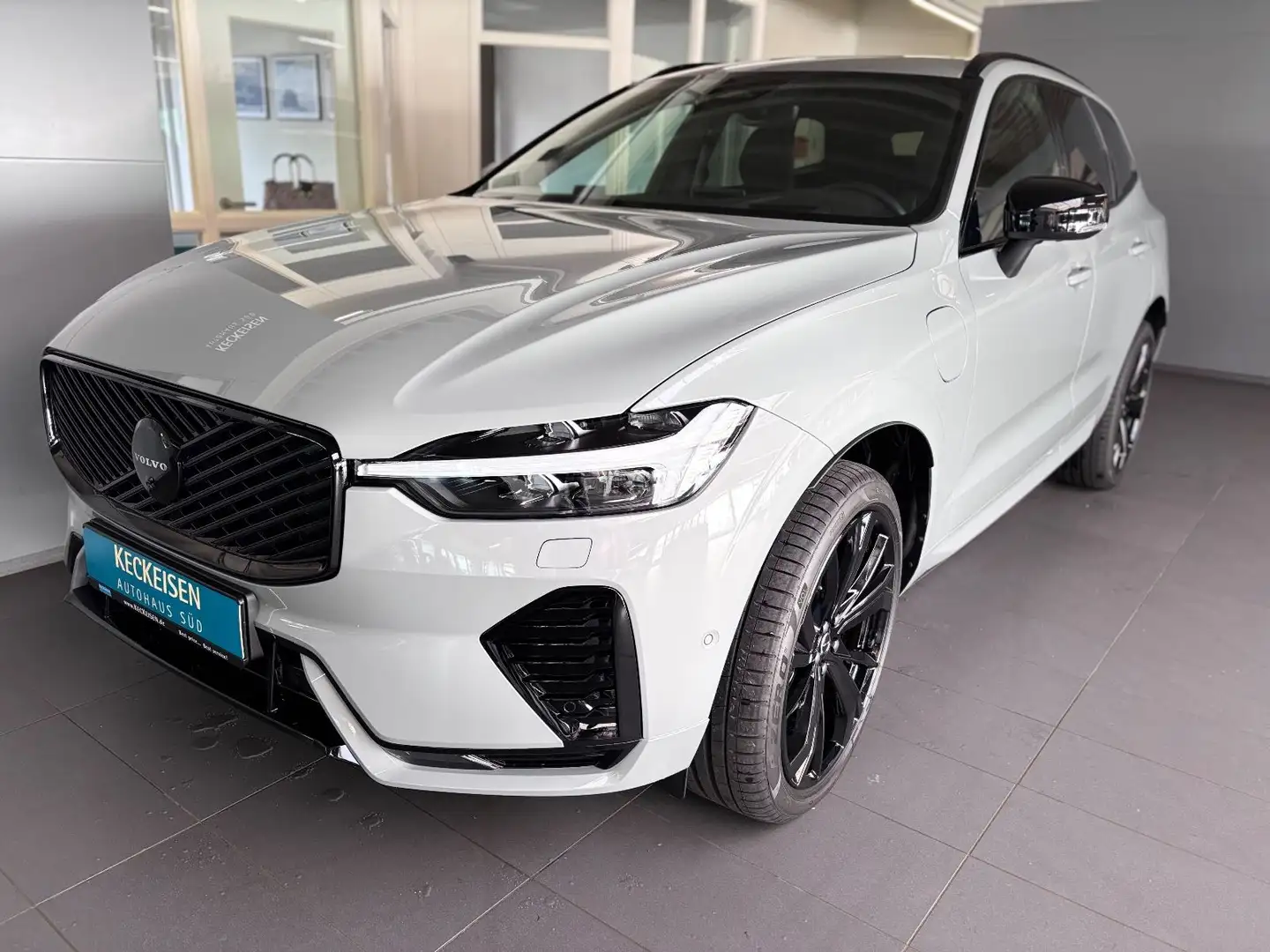 Volvo XC60 T6 AWD Plug-In Hybrid ULTRA Black Edition26 Grau - 1