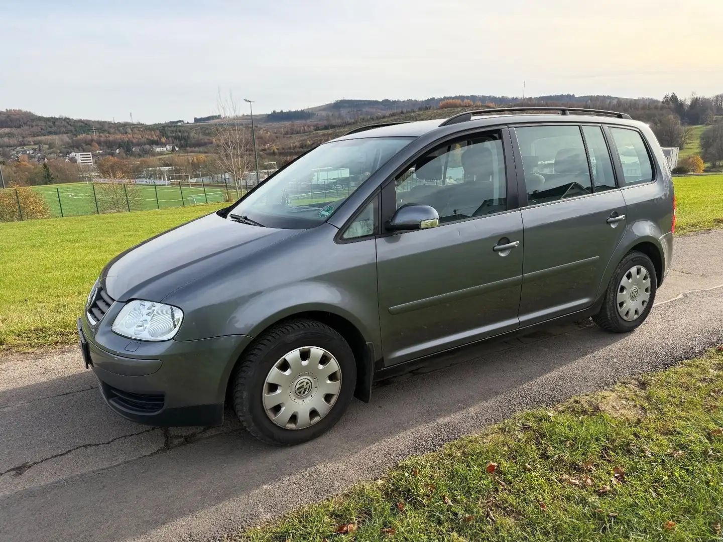 Volkswagen Touran 1.9 TDI DSG DPF Trendline Grau - 2